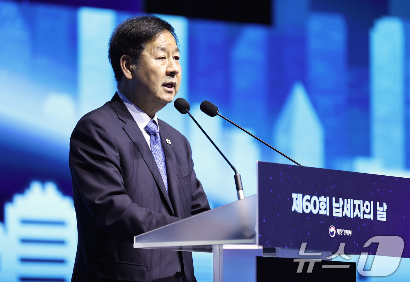 (서울=뉴스1) 구윤성 기자 = 구윤철 경제부총리 겸 제정경제부 장관이 3일 오전 서울 강남구 코엑스 오디토리움에서 열린 제60회 납세자의 날 기념식에서 치사를 하고 있다. 202 …