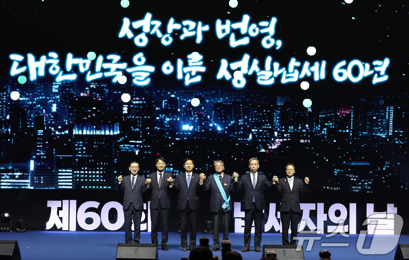 (서울=뉴스1) 구윤성 기자 = 구윤철 경제부총리 겸 제정경제부 장관과 임광현 국세청장이 3일 오전 서울 강남구 코엑스 오디토리움에서 열린 제60회 납세자의 날 기념식에서 참석자들 …