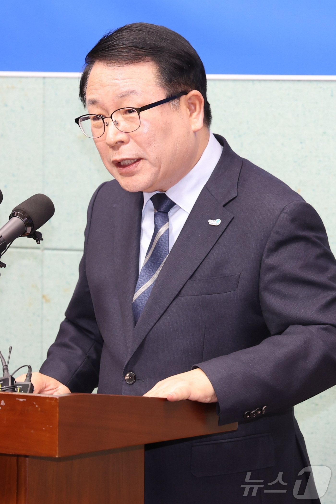 (전주=뉴스1) 유경석 기자 = 정헌율 익산시장이 3일 전북 전주시 전북특별자치도의회에서 전북특별자치도지사 선거 불출마 의사를 밝히고 안호영 더불어민주당 국회의원과 정책연대 선언을 …