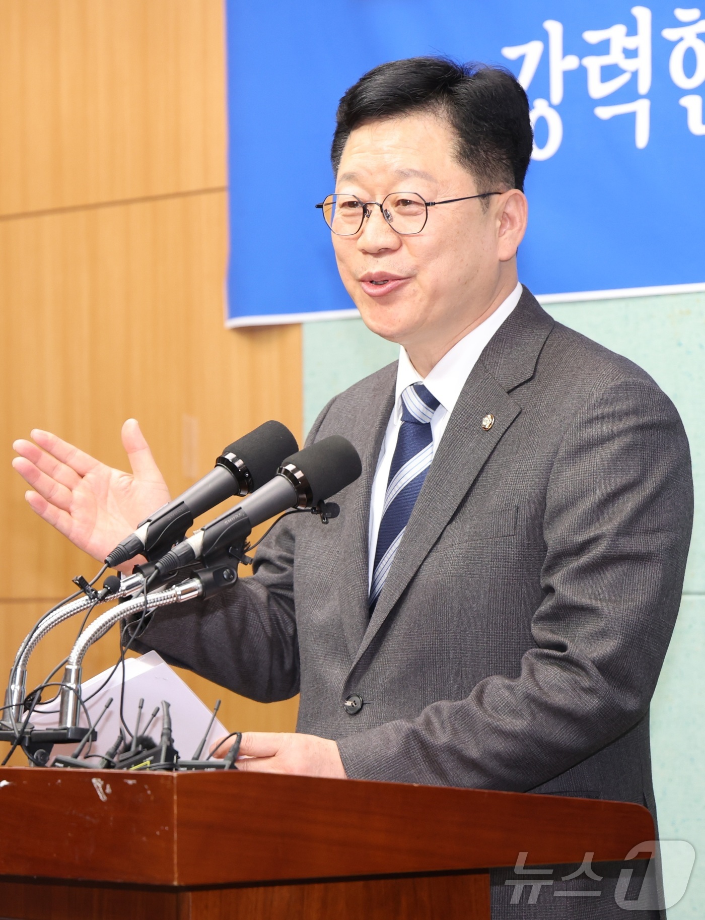 (전주=뉴스1) 유경석 기자 = 안호영 더불어민주당 국회의원이 3인 전북 전주시 전북특별자치도의회에서 전북도지사 선거 불출마 의사를 밝힌 정헌율 익산시장과 정책연대 선언을 하고 있 …