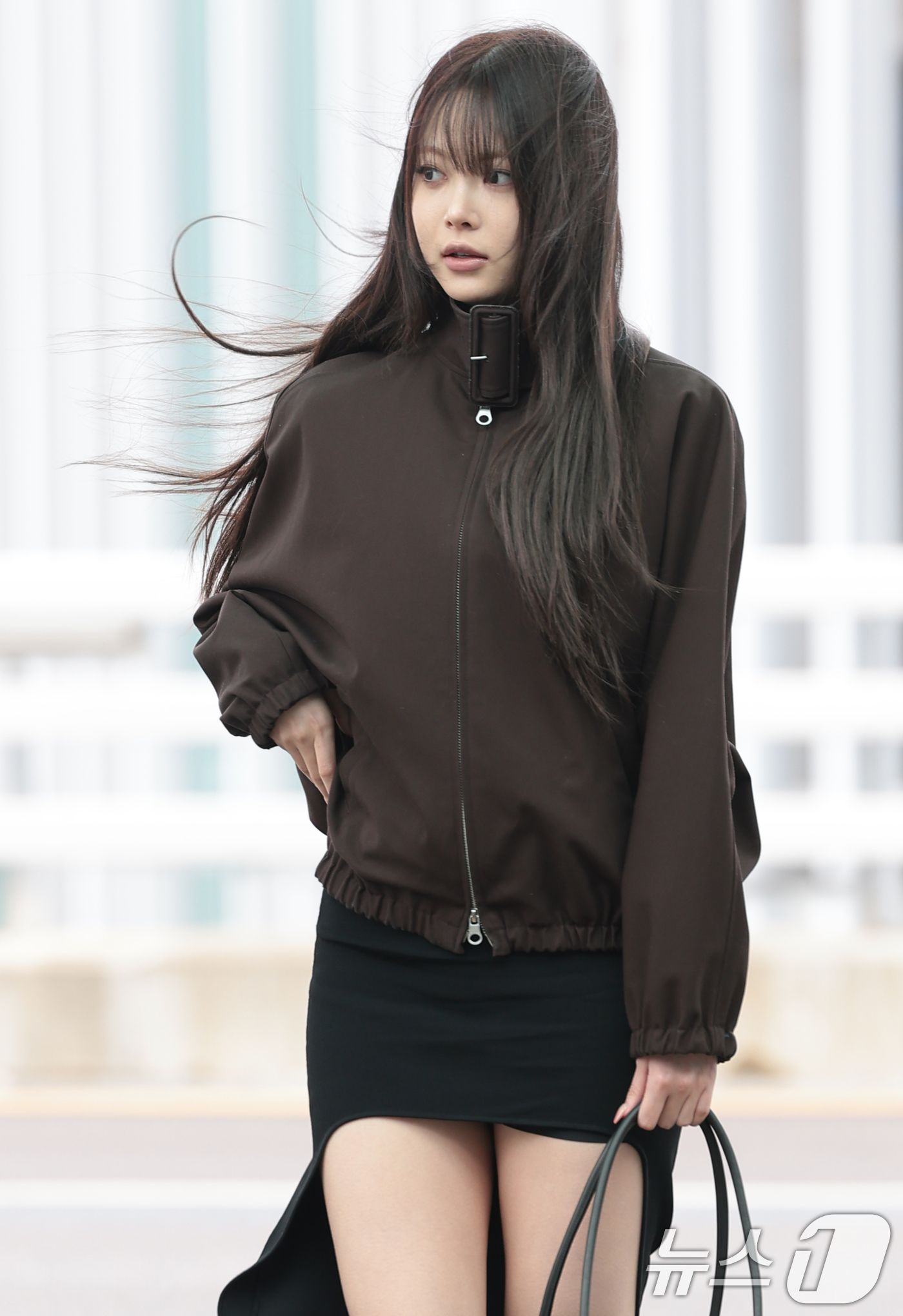 (인천공항=뉴스1) 권현진 기자 = 르세라핌 홍은채가 해외 일정을 위해 3일 인천국제공항을 통해 프랑스 파리로 출국하고 있다. 2026.3.3/뉴스1