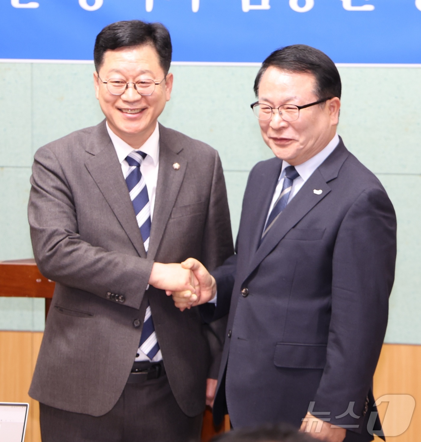 (전주=뉴스1) 유경석 기자 = 안호영 더불어민주당 국회의원(왼쪽)이 3인 전북 전주시 전북특별자치도의회에서 전북도지사 선거 불출마 의사를 밝힌 정헌율 익산시장과 정책연대 선언을 …