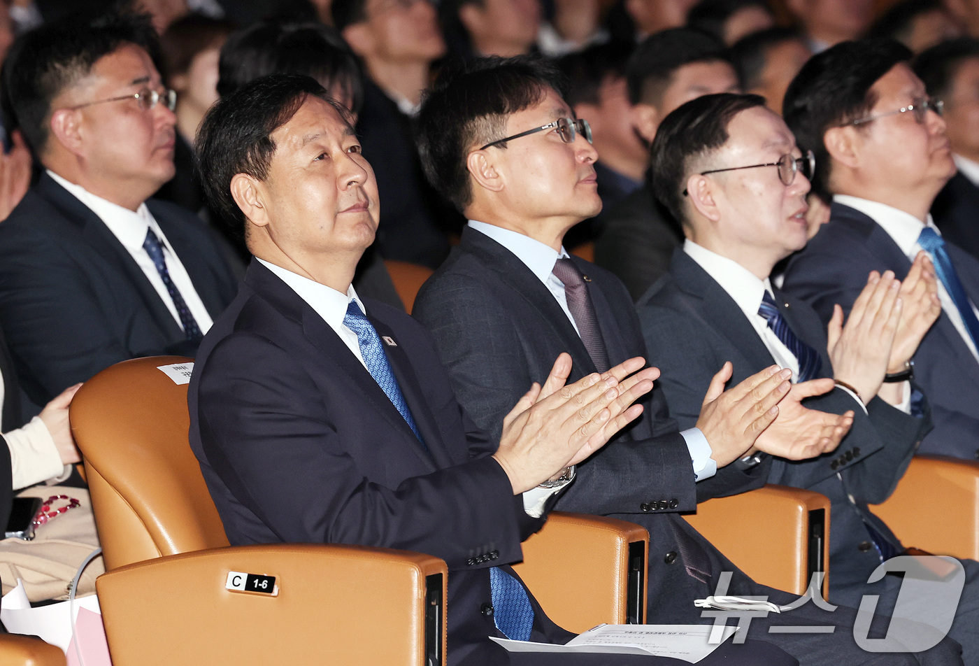 (서울=뉴스1) 구윤성 기자 = 구윤철 경제부총리 겸 제정경제부 장관과 임광현 국세청장이 3일 오전 서울 강남구 코엑스 오디토리움에서 열린 제60회 납세자의 날 기념식에서 관련 영 …