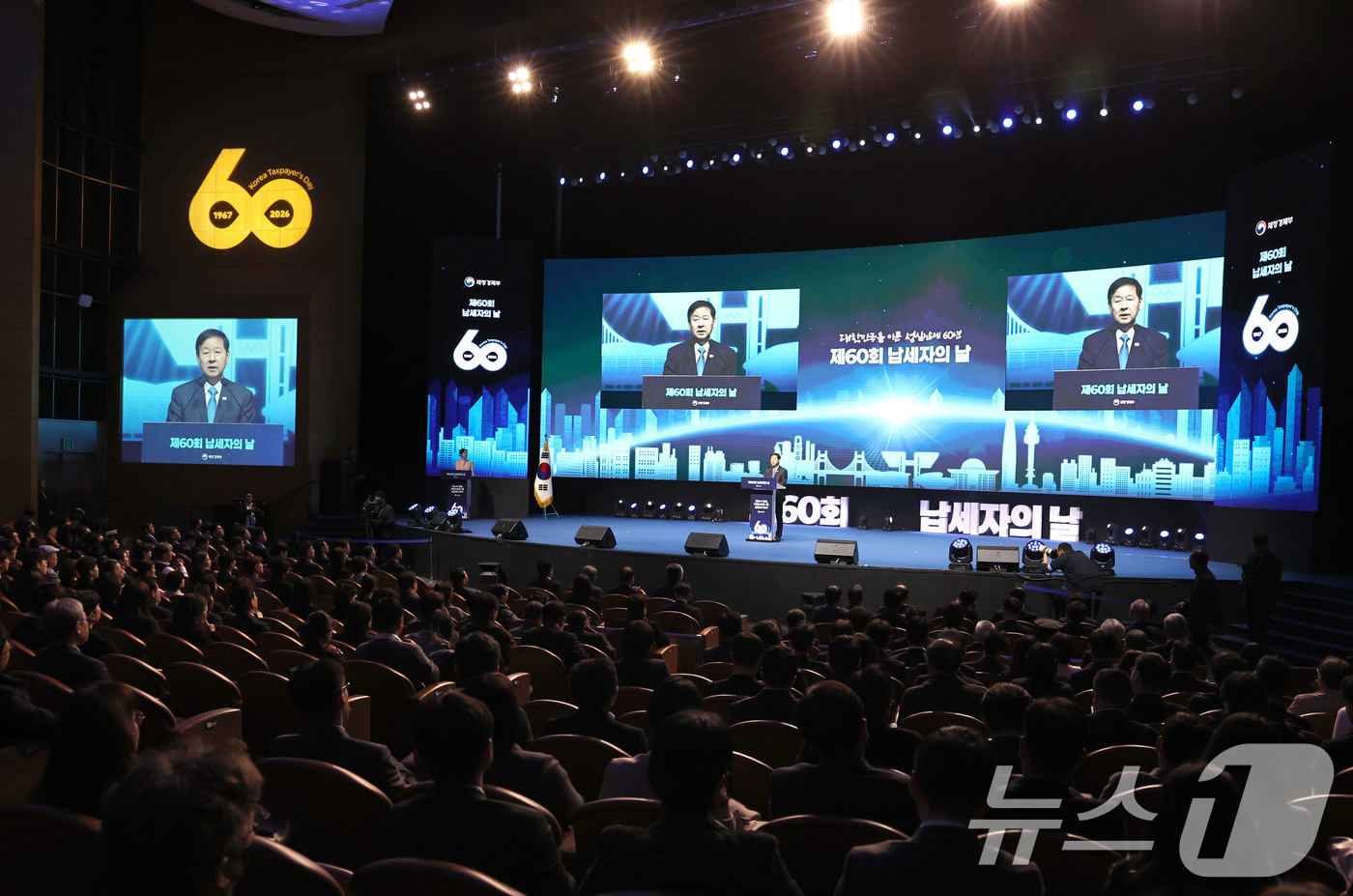 (서울=뉴스1) 구윤성 기자 = 구윤철 경제부총리 겸 제정경제부 장관이 3일 오전 서울 강남구 코엑스 오디토리움에서 열린 제60회 납세자의 날 기념식에서 치사를 하고 있다. 202 …