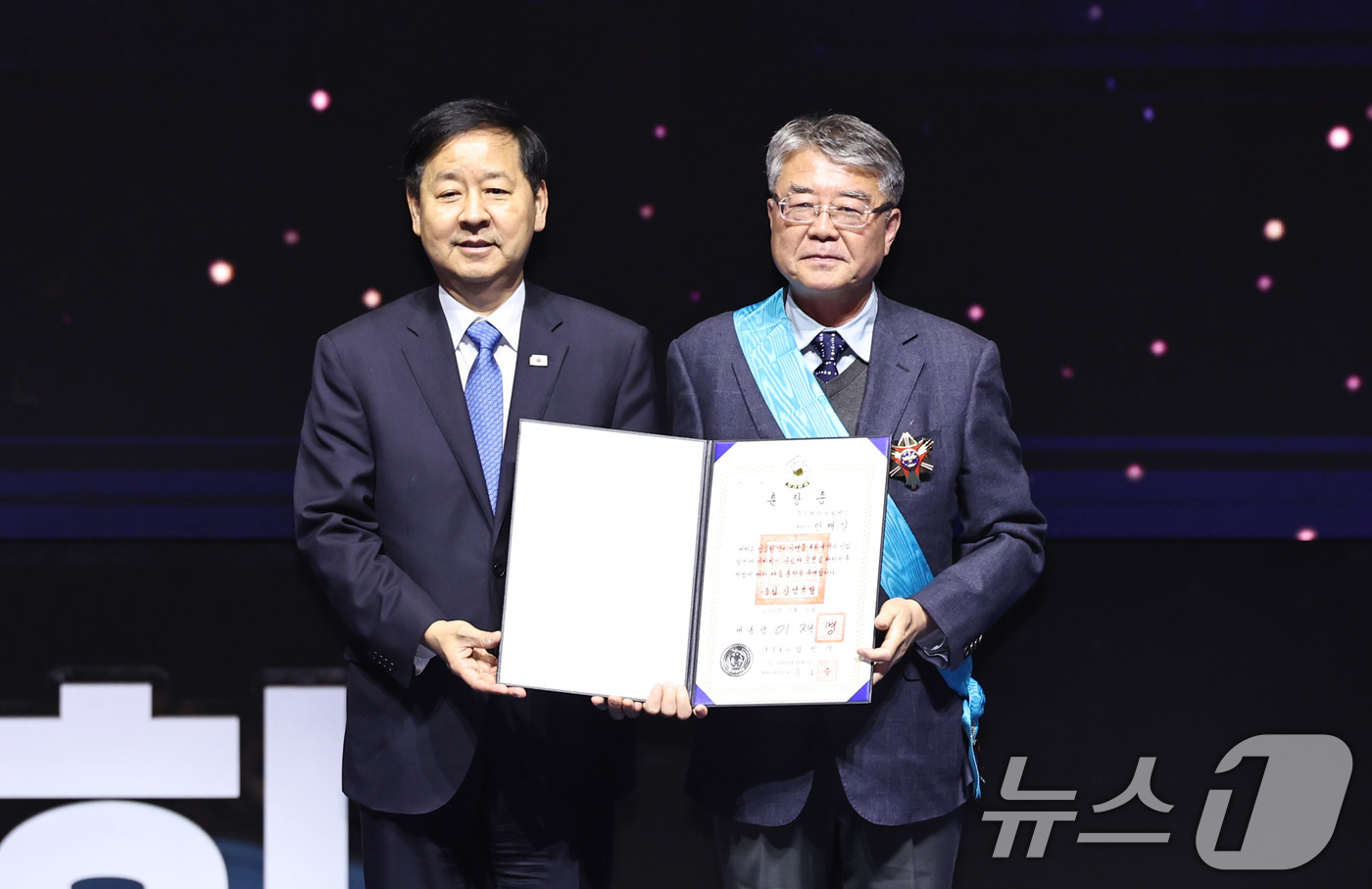 (서울=뉴스1) 구윤성 기자 = 구윤철 경제부총리 겸 제정경제부 장관이 3일 오전 서울 강남구 코엑스 오디토리움에서 열린 제60회 납세자의 날 기념식에서 안재일 성광벤드 대표이사에 …