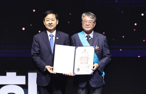 금탑 산업훈장 수여한 구윤철 부총리