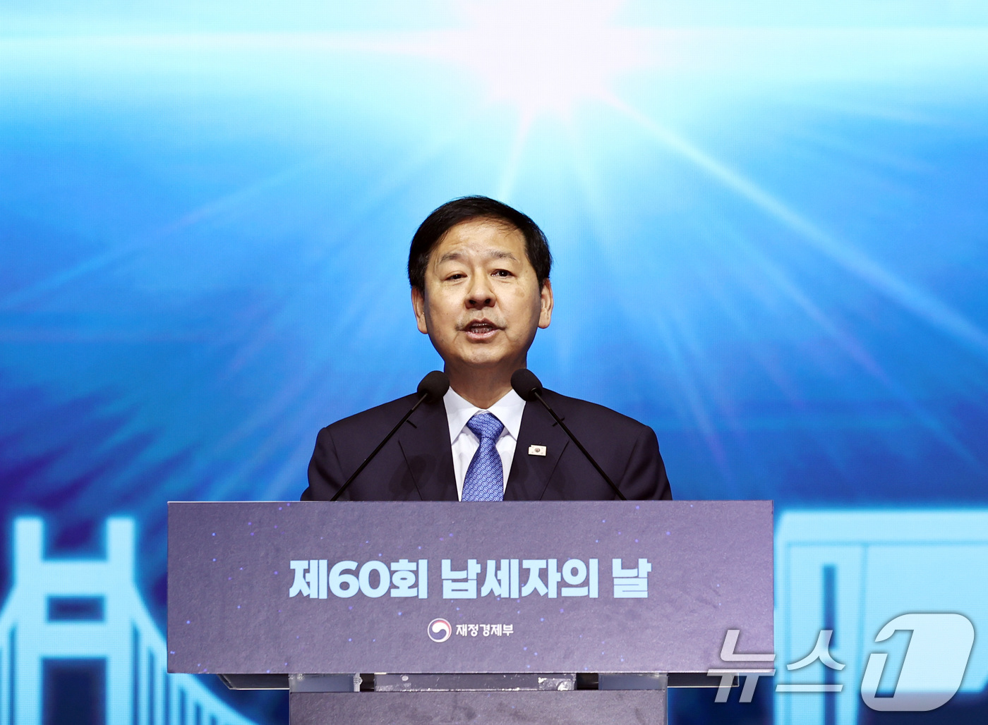 (서울=뉴스1) 구윤성 기자 = 구윤철 경제부총리 겸 제정경제부 장관이 3일 오전 서울 강남구 코엑스 오디토리움에서 열린 제60회 납세자의 날 기념식에서 치사를 하고 있다. 202 …