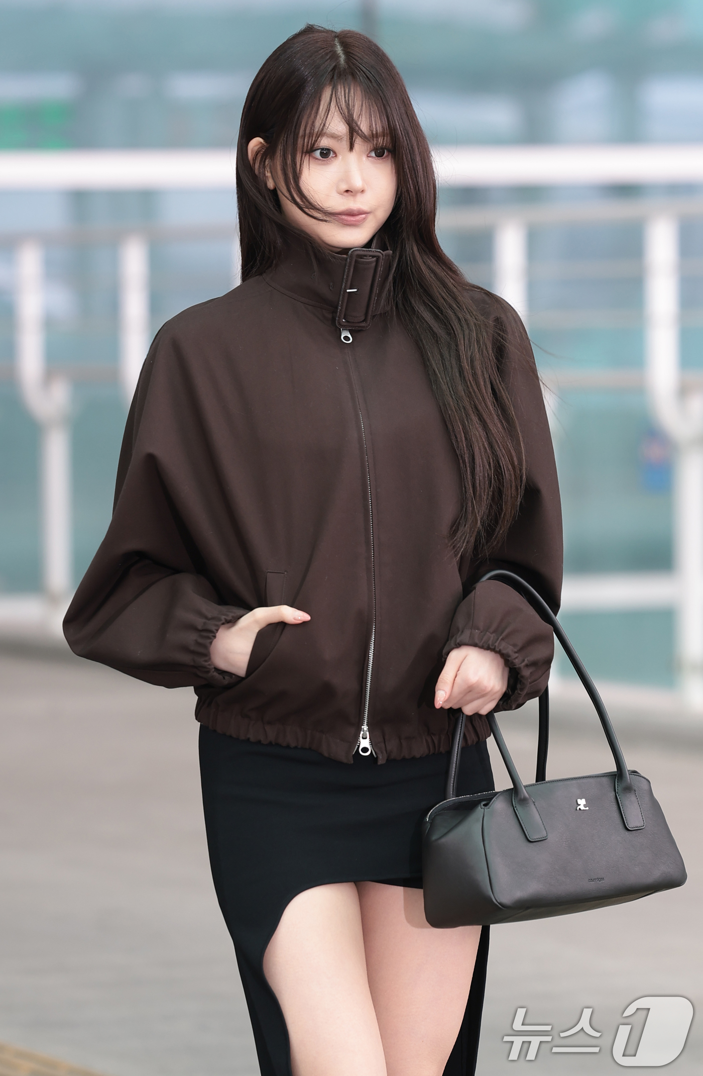 (인천공항=뉴스1) 권현진 기자 = 르세라핌 홍은채가 해외 일정을 위해 3일 인천국제공항을 통해 프랑스 파리로 출국하기 전 인사를 하고 있다. 2026.3.3/뉴스1