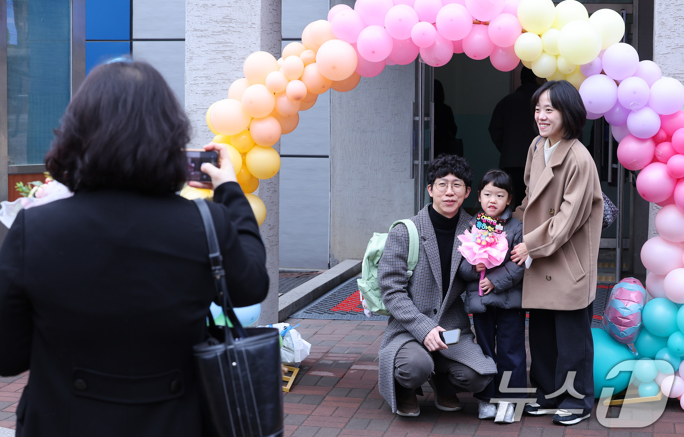 (서울=뉴스1) 김성진 기자 = 3일 서울 서초구 원촌초등학교에서 열린 2026학년도 입학식에서 학부모와 신입생이 기념촬영을 하고 있다. 2026.3.3/뉴스1