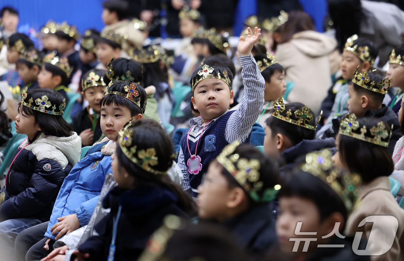 (서울=뉴스1) 김성진 기자 = 3일 서울 서초구 원촌초등학교에서 열린 2026학년도 입학식에서 한 신입생이 부모님을 향해 인사하고 있다. 2026.3.3/뉴스1