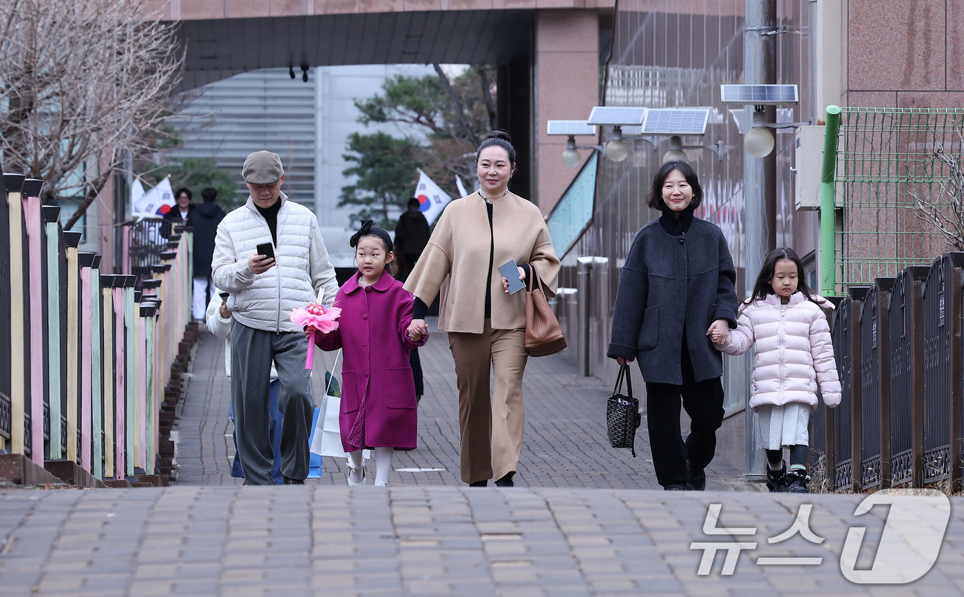 (서울=뉴스1) 김성진 기자 = 3일 서울 서초구 원촌초등학교에서 신입생들이 2026학년도 입학식에 참석하기 위해 첫 등교를 하고 있다. 2026.3.3/뉴스1