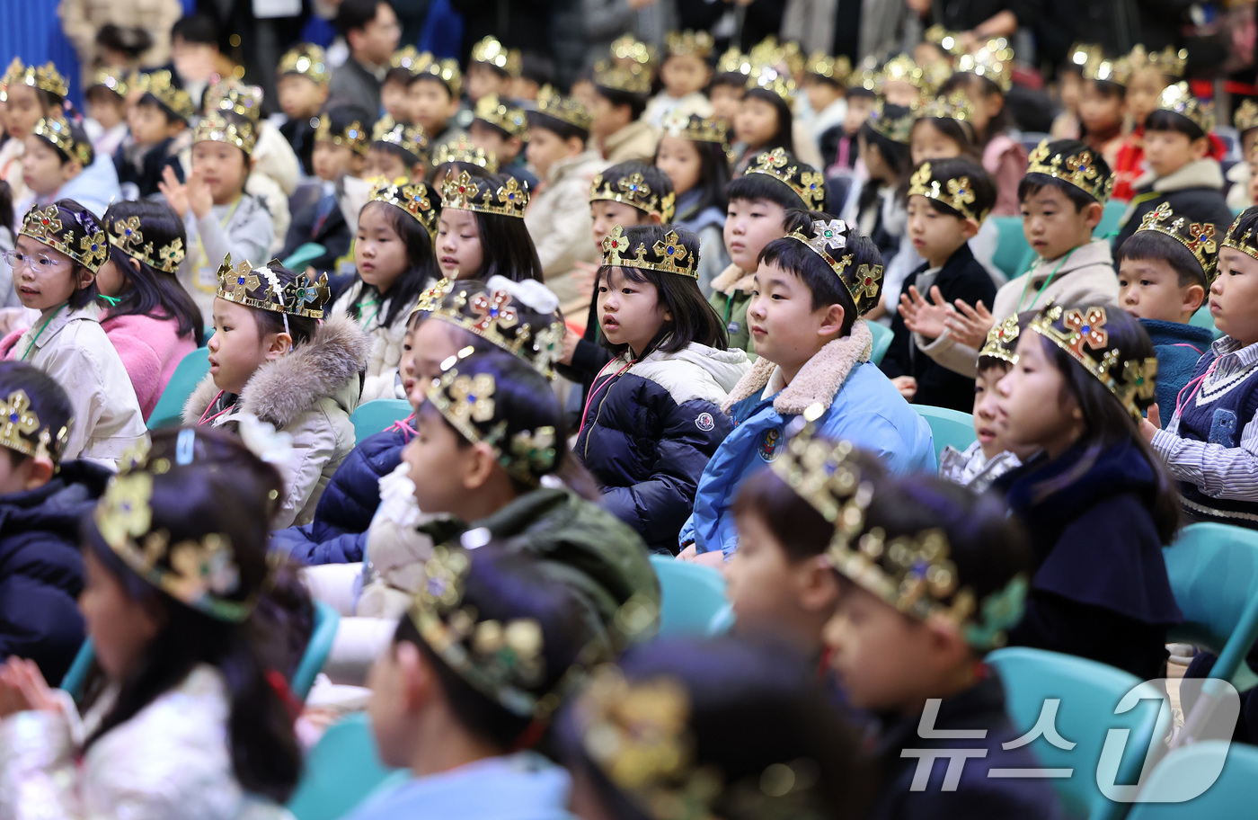 (서울=뉴스1) 김성진 기자 = 3일 서울 서초구 원촌초등학교에서 열린 2026학년도 입학식에서 신입생들이 자리하고 있다. 2026.3.3/뉴스1