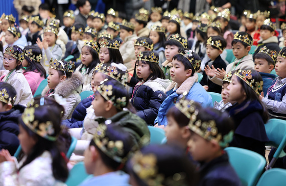 '왕관 쓴 신입생들'