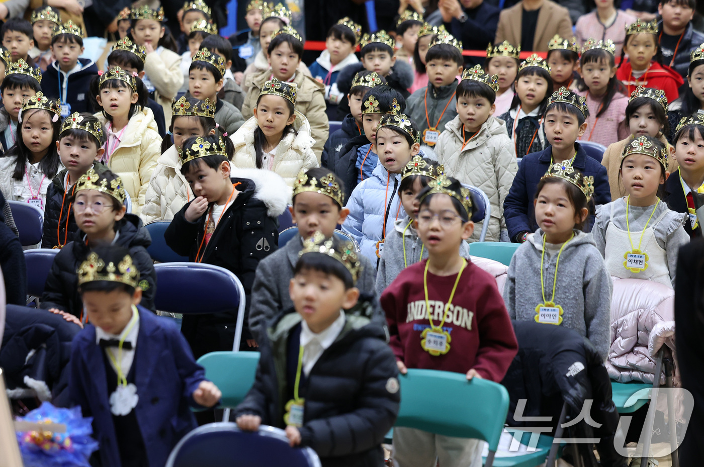 (서울=뉴스1) 김성진 기자 = 3일 서울 서초구 원촌초등학교에서 열린 2026학년도 입학식에서 신입생들이 교가 제창을 하고 있다. 2026.3.3/뉴스1