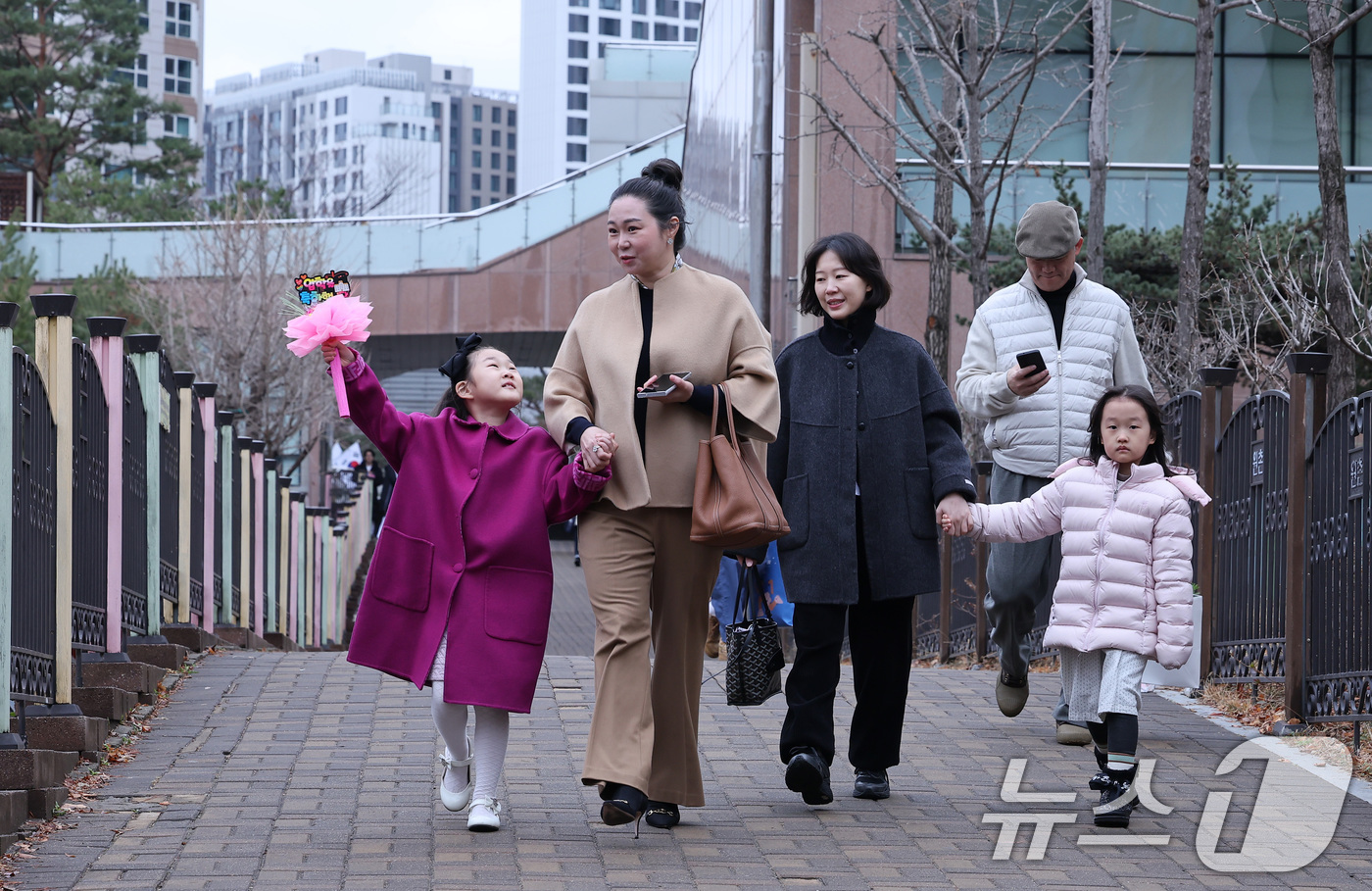 (서울=뉴스1) 김성진 기자 = 3일 서울 서초구 원촌초등학교에서 신입생들이 2026학년도 입학식에 참석하기 위해 첫 등교를 하고 있다. 2026.3.3/뉴스1