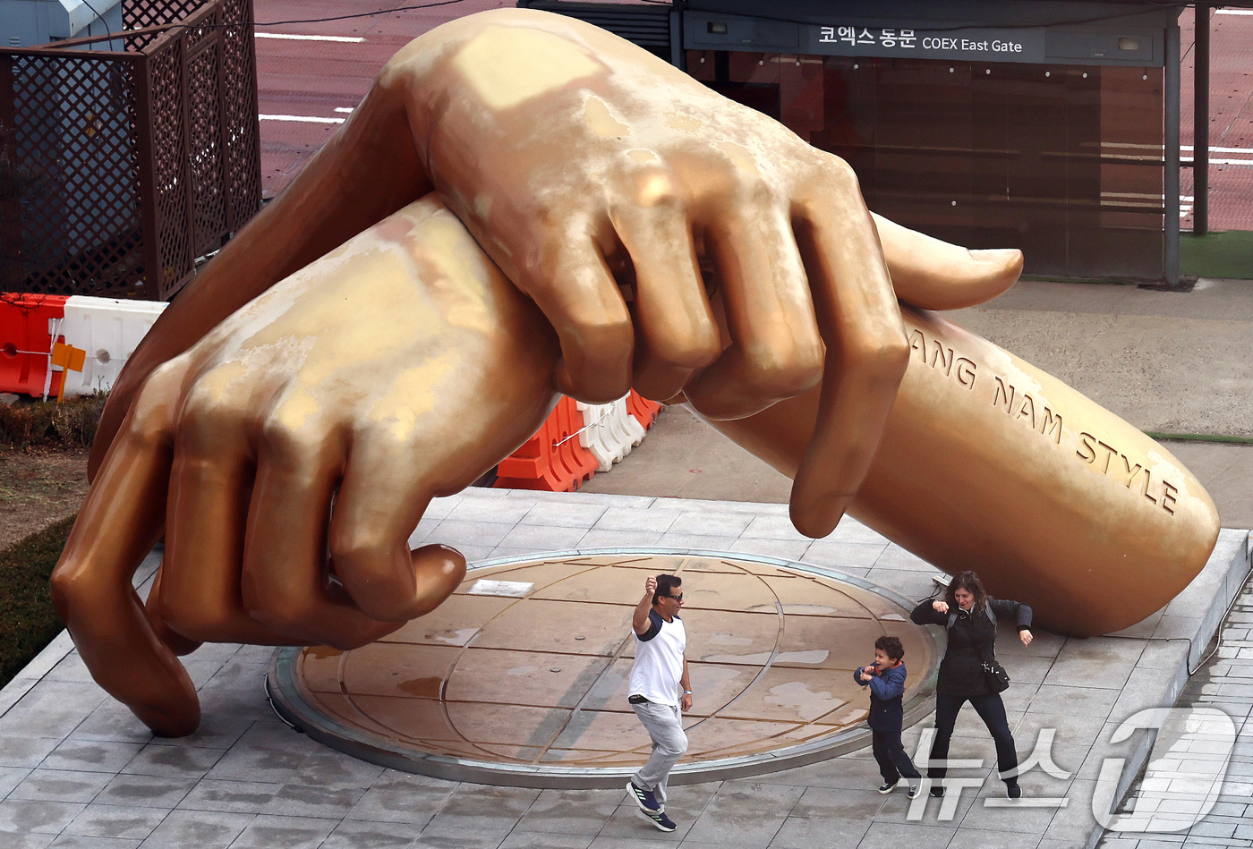 (서울=뉴스1) 구윤성 기자 = 3일 서울 강남구 코엑스에 설치된 '강남스타일' 조형물 앞에서 외국인 관광객들이 춤을 추며 즐거운 시간을 보내고 있다. 2026.3.3/뉴스1