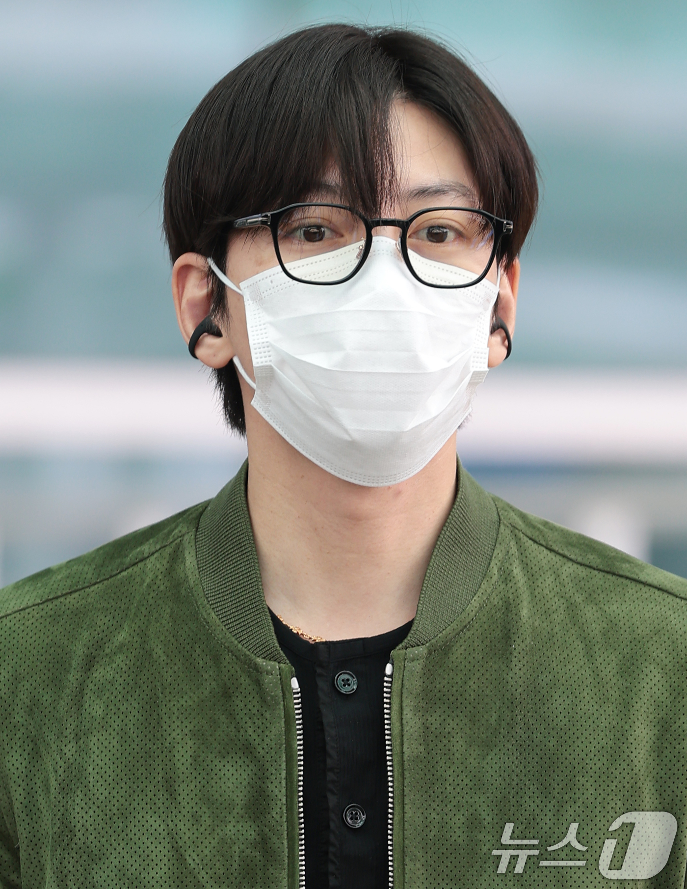 (인천공항=뉴스1) 권현진 기자 = 배우 지창욱이 해외 일정을 위해 3일 인천국제공항을 통해 프랑스 파리로 출국하고 있다. 2026.3.3/뉴스1