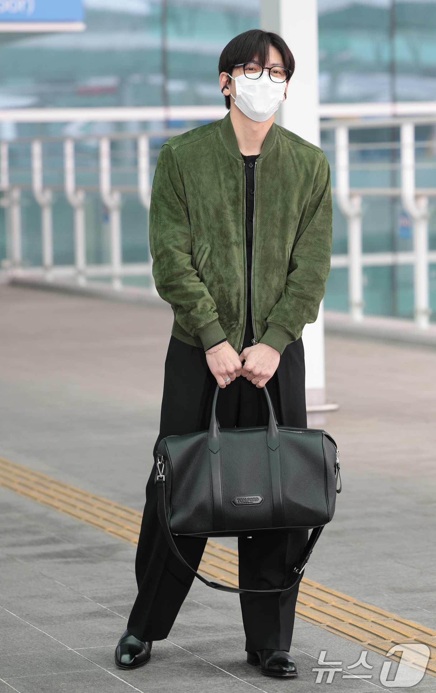 (인천공항=뉴스1) 권현진 기자 = 배우 지창욱이 해외 일정을 위해 3일 인천국제공항을 통해 프랑스 파리로 출국하고 있다. 2026.3.3/뉴스1