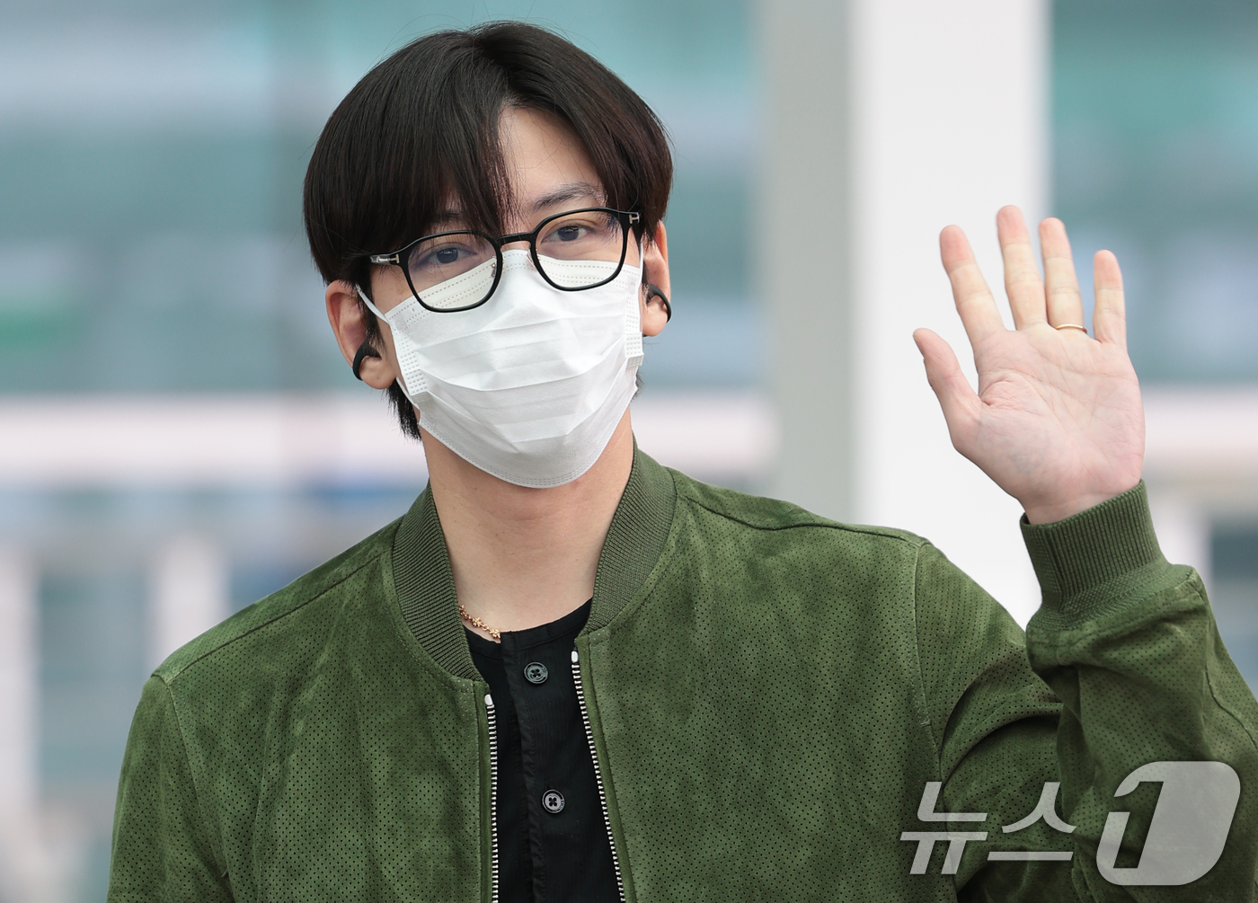 (인천공항=뉴스1) 권현진 기자 = 배우 지창욱이 해외 일정을 위해 3일 인천국제공항을 통해 프랑스 파리로 출국하기 전 인사를 하고 있다. 2026.3.3/뉴스1