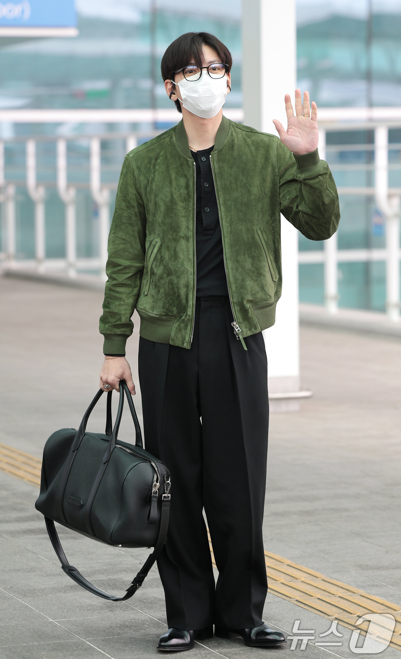 (인천공항=뉴스1) 권현진 기자 = 배우 지창욱이 해외 일정을 위해 3일 인천국제공항을 통해 프랑스 파리로 출국하기 전 인사를 하고 있다. 2026.3.3/뉴스1