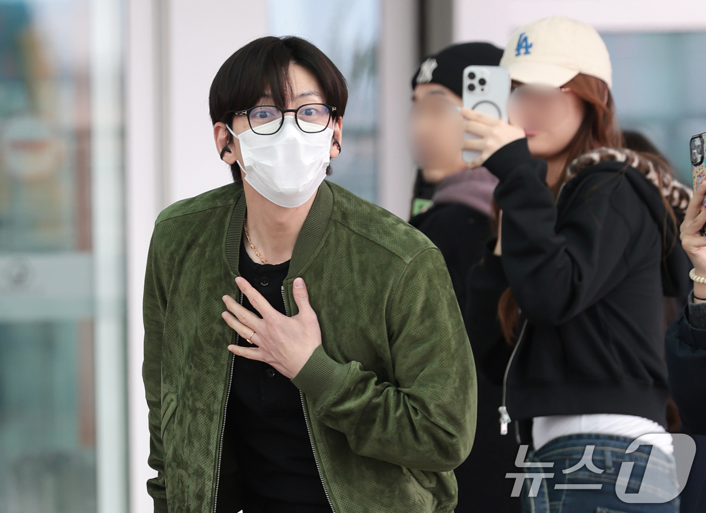 (인천공항=뉴스1) 권현진 기자 = 배우 지창욱이 해외 일정을 위해 3일 인천국제공항을 통해 프랑스 파리로 출국하며 취재진 질문을 듣고 있다. 2026.3.3/뉴스1