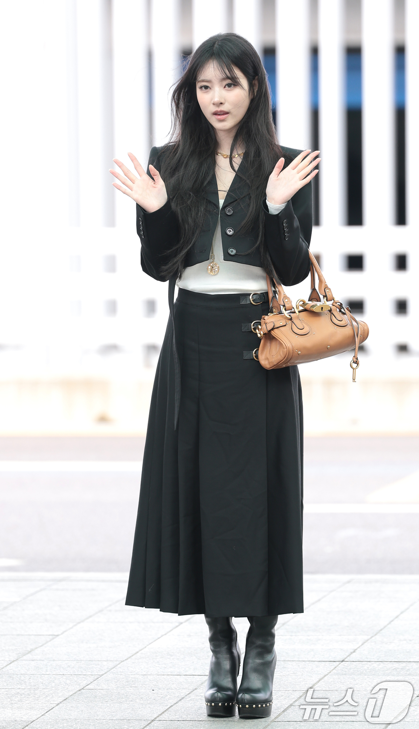 (인천공항=뉴스1) 권현진 기자 = 미야오 안나가 해외 일정을 위해 3일 인천국제공항을 통해 프랑스 파리로 출국하기 전 인사랄 하고 있다. 2026.3.3/뉴스1