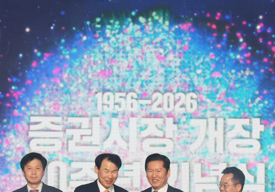 악수하는 정청래·정은보