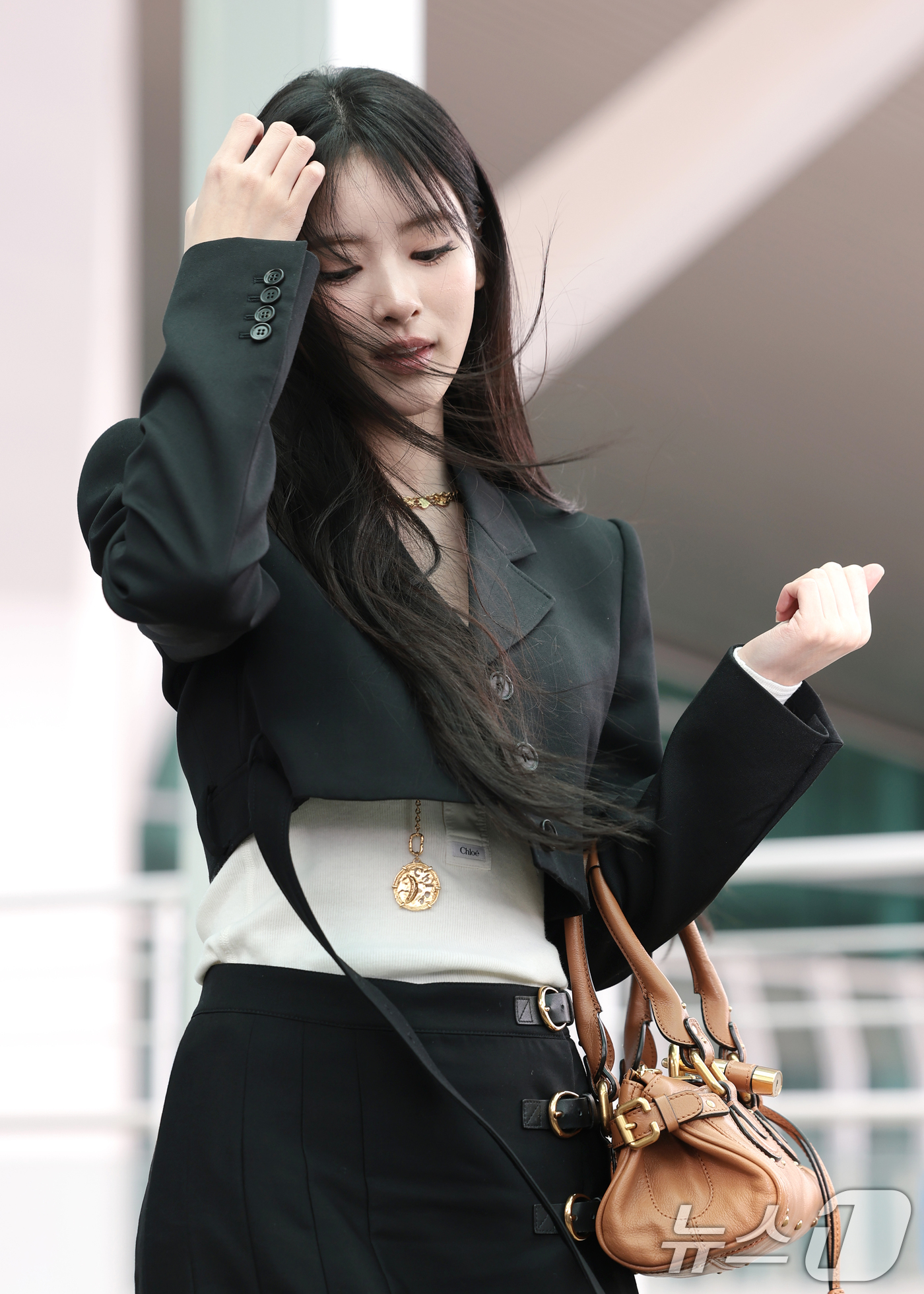 (인천공항=뉴스1) 권현진 기자 = 미야오 안나가 해외 일정을 위해 3일 인천국제공항을 통해 프랑스 파리로 출국하고 있다. 2026.3.3/뉴스1