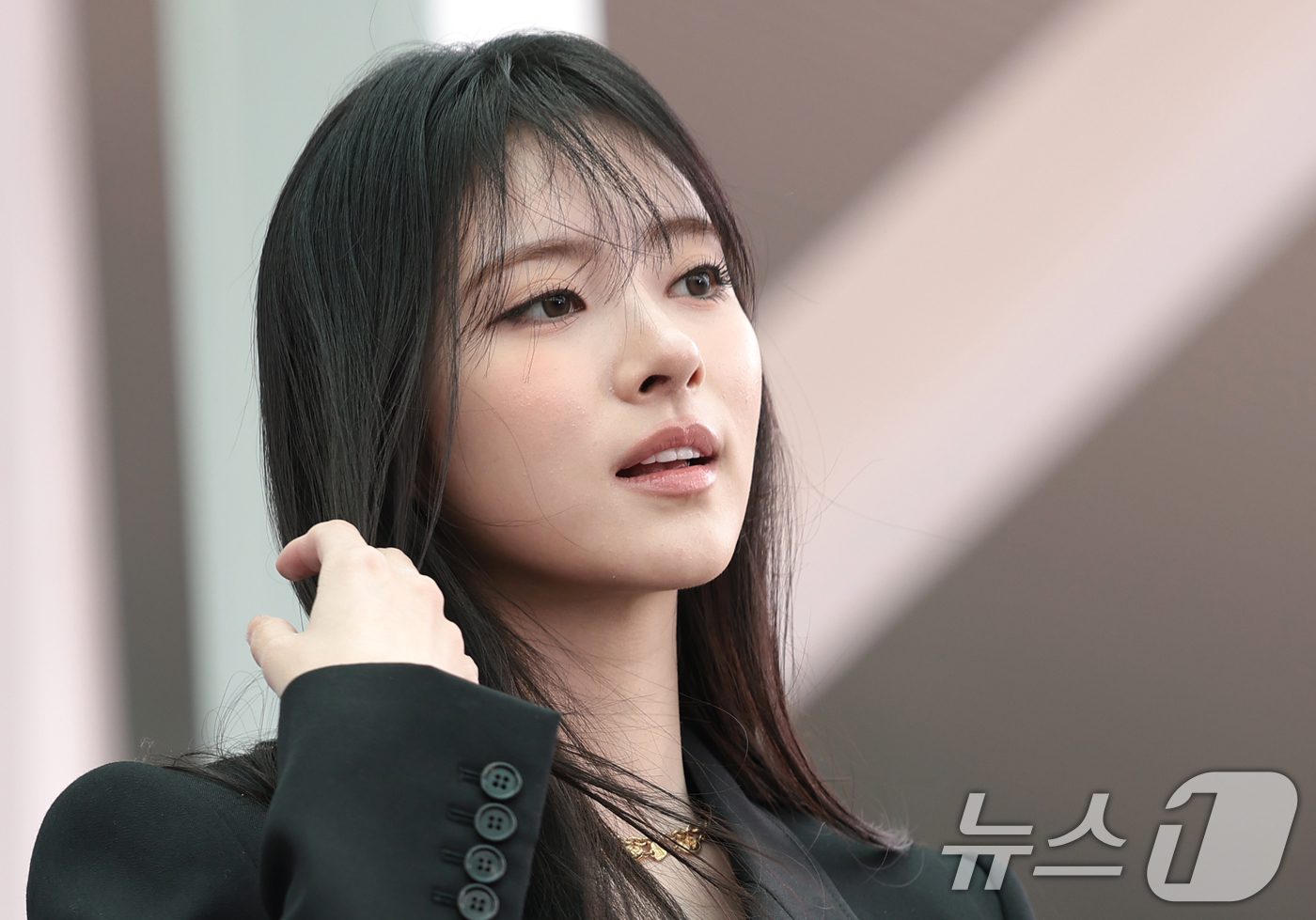 (인천공항=뉴스1) 권현진 기자 = 미야오 안나가 해외 일정을 위해 3일 인천국제공항을 통해 프랑스 파리로 출국하고 있다. 2026.3.3/뉴스1