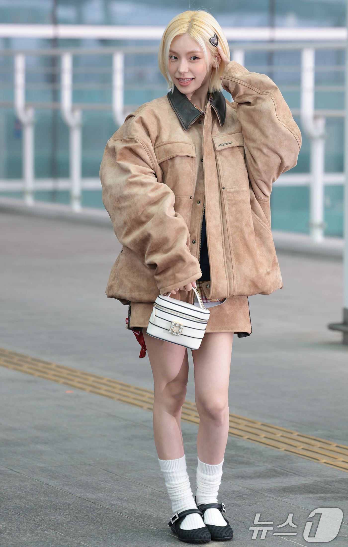 (인천공항=뉴스1) 권현진 기자 = 있지 예지가 해외 일정을 위해 3일 인천국제공항을 통해 프랑스 파리로 출국하기 전 인사를 하고 있다. 2026.3.3/뉴스1