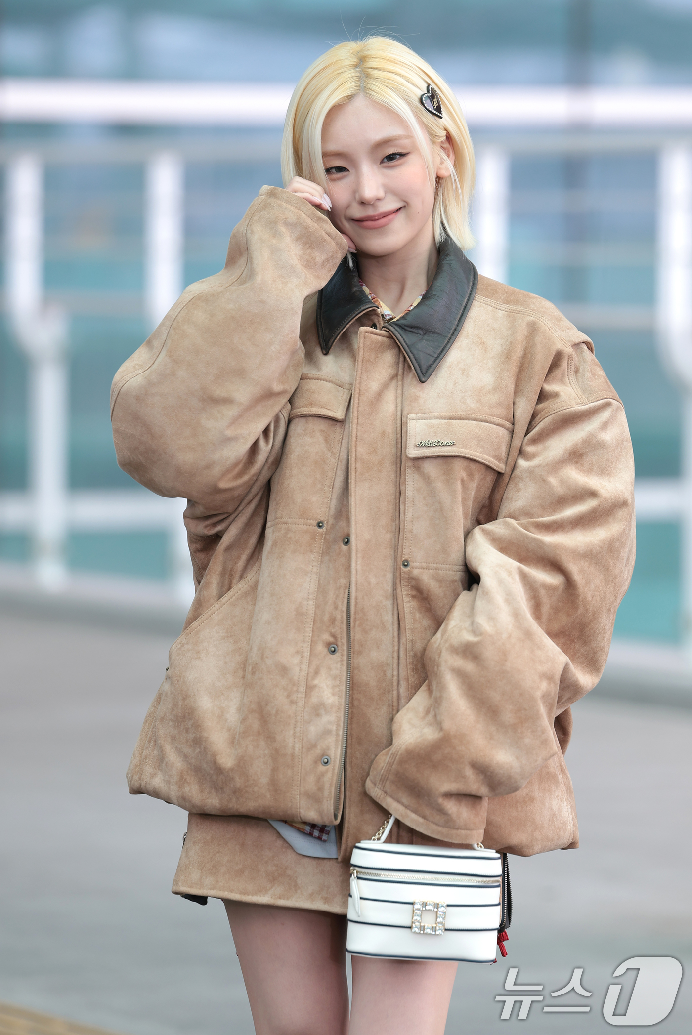 (인천공항=뉴스1) 권현진 기자 = 있지 예지가 해외 일정을 위해 3일 인천국제공항을 통해 프랑스 파리로 출국하기 전 인사를 하고 있다. 2026.3.3/뉴스1