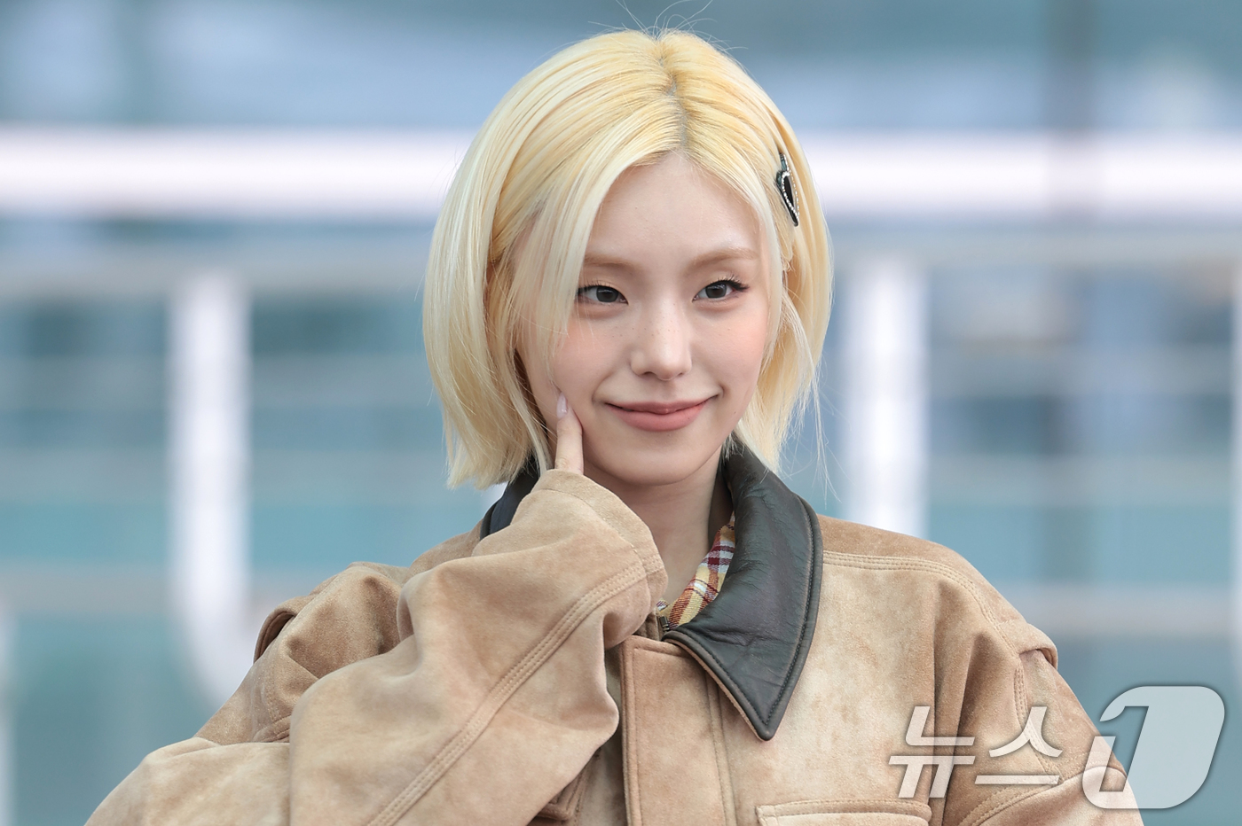 (인천공항=뉴스1) 권현진 기자 = 있지 예지가 해외 일정을 위해 3일 인천국제공항을 통해 프랑스 파리로 출국하기 전 인사를 하고 있다. 2026.3.3/뉴스1