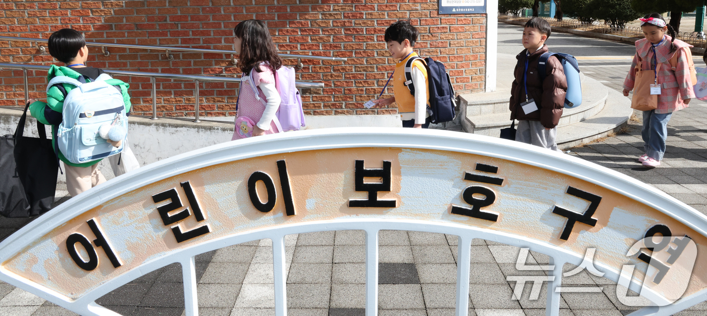 (대전=뉴스1) 김기태 기자 = 3일 대전 대덕구 동산초에서 입학식을 마친 신입생들이 교실로 향하고 있다. 2026.3.3/뉴스1