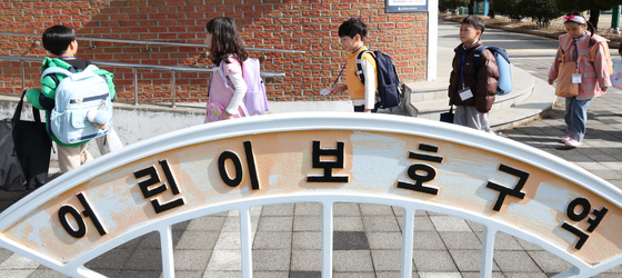 교실 향하는 신입생들