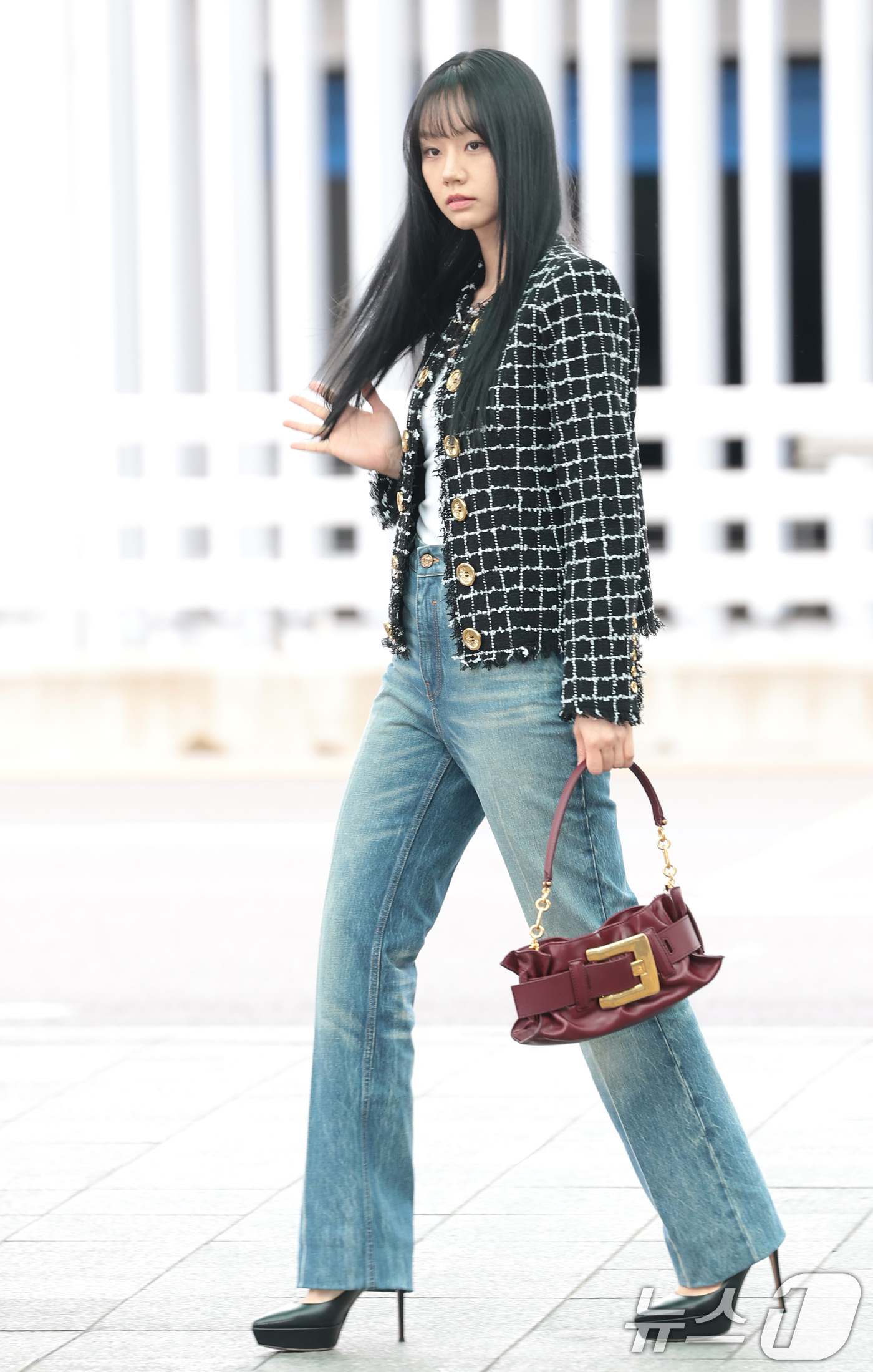 (인천공항=뉴스1) 권현진 기자 = 가수 혜리가 해외 일정을 위해 3일 인천국제공항을 통해 프랑스 파리로 출국하고 있다. 2026.3.3/뉴스1