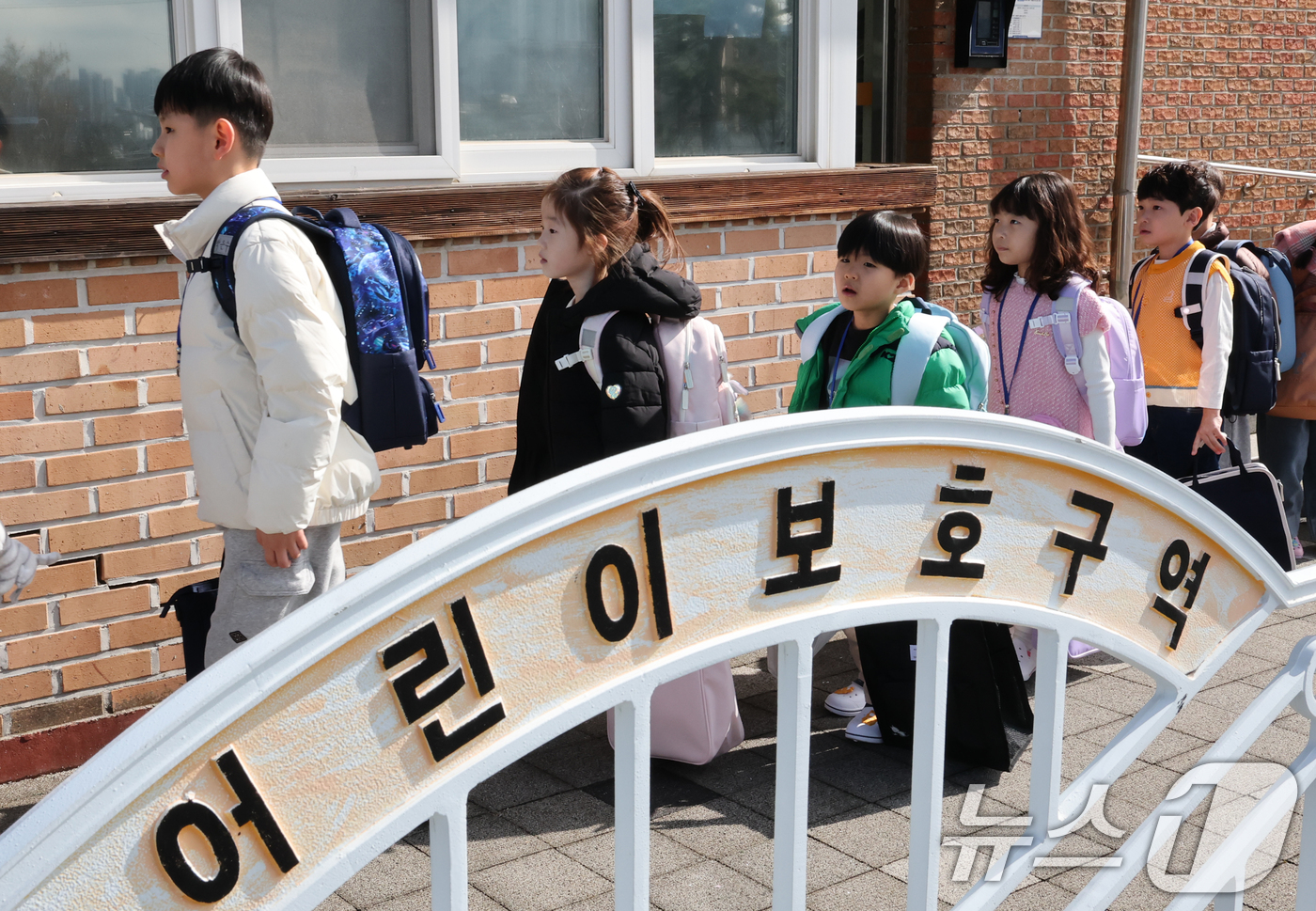 (대전=뉴스1) 김기태 기자 = 3일 대전 대덕구 동산초에서 입학식을 마친 신입생들이 교실로 향하고 있다. 2026.3.3/뉴스1