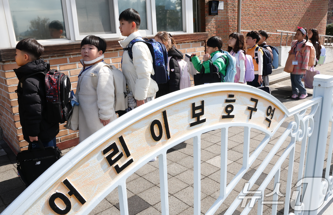 (대전=뉴스1) 김기태 기자 = 3일 대전 대덕구 동산초에서 입학식을 마친 신입생들이 교실로 향하고 있다. 2026.3.3/뉴스1