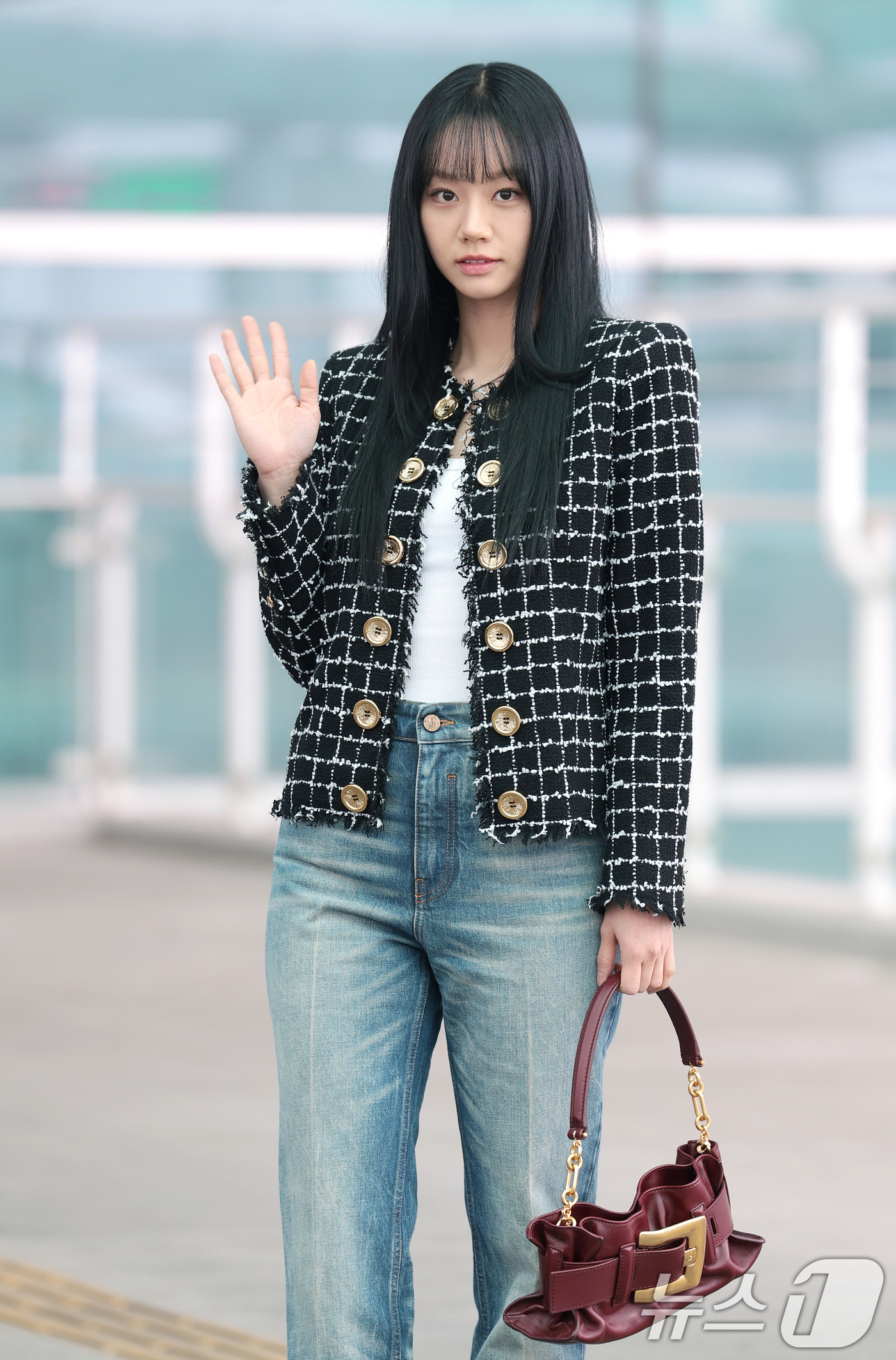 (인천공항=뉴스1) 권현진 기자 = 가수 겸 배우 혜리가 해외 일정을 위해 3일 인천국제공항을 통해 프랑스 파리로 출국하고 있다. 2026.3.3/뉴스1