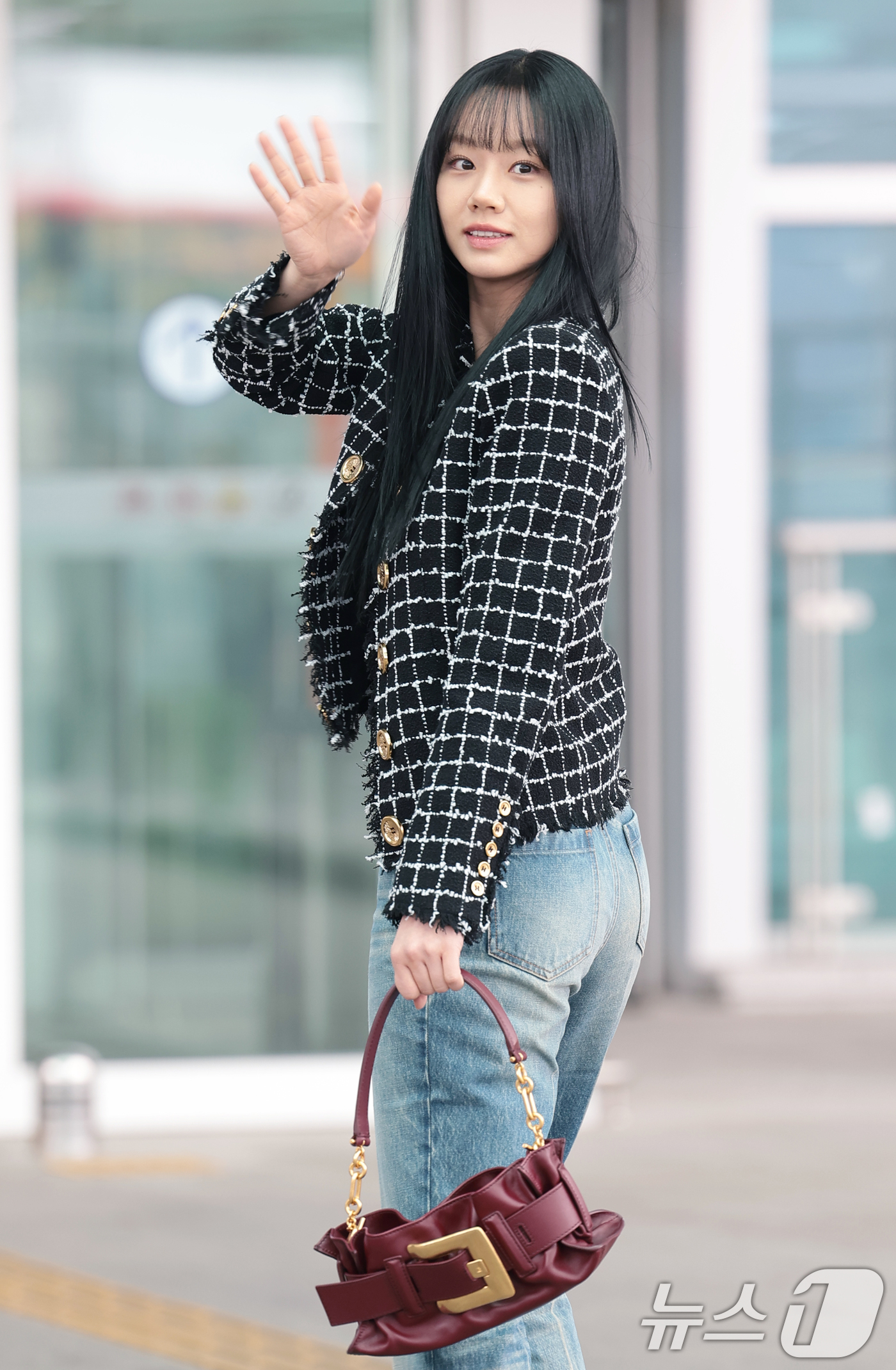 (인천공항=뉴스1) 권현진 기자 = 가수 겸 배우 혜리가 해외 일정을 위해 3일 인천국제공항을 통해 프랑스 파리로 출국하고 있다. 2026.3.3/뉴스1