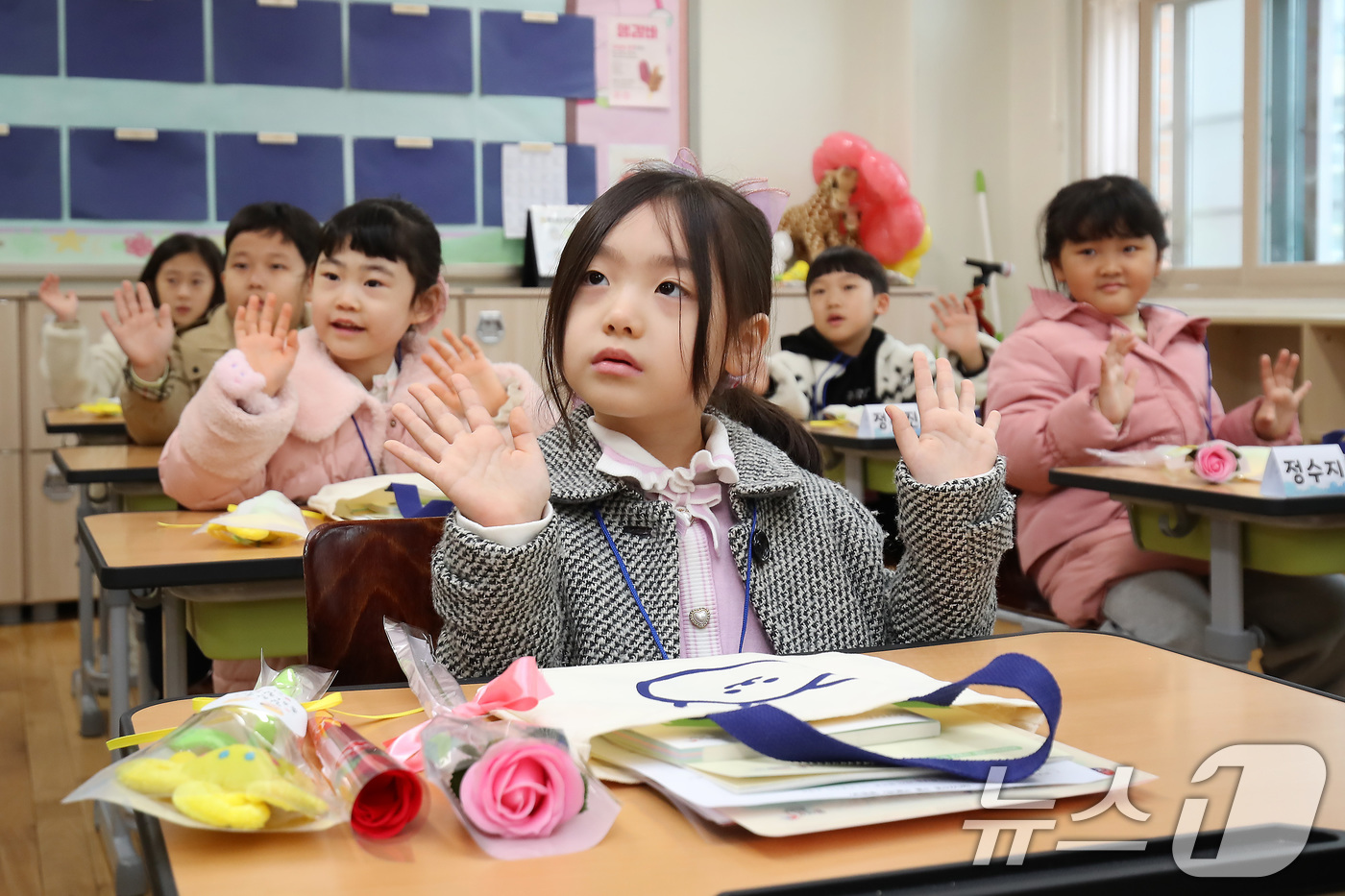 (대구=뉴스1) 공정식 기자 = 3일 오전 대구 달서구 장동초등학교에서 입학식을 마친 1학년 신입생들이 교실로 이동해 담임 선생님과 인사 나누고 있다. 2026.3.3/뉴스1