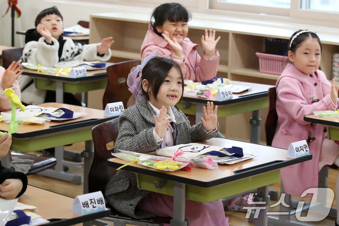 (대구=뉴스1) 공정식 기자 = 3일 오전 대구 달서구 장동초등학교에서 입학식을 마친 1학년 신입생들이 교실로 이동해 담임 선생님과 인사 나누고 있다. 2026.3.3/뉴스1