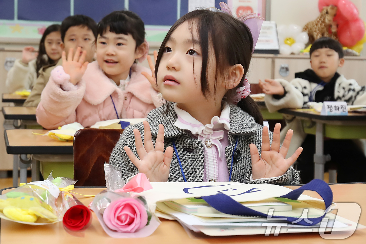 (대구=뉴스1) 공정식 기자 = 3일 오전 대구 달서구 장동초등학교에서 입학식을 마친 1학년 신입생들이 교실로 이동해 담임 선생님과 인사 나누고 있다. 2026.3.3/뉴스1