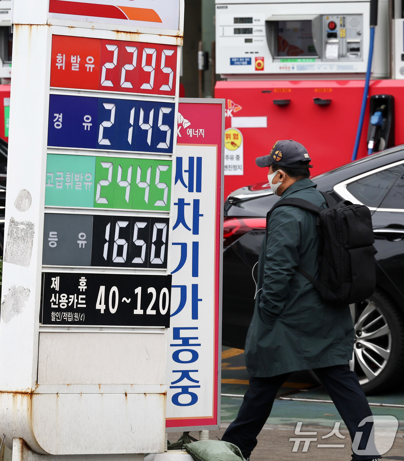 (서울=뉴스1) 최지환 기자 = 이란혁명수비대가 호르무즈 해협을 봉쇄를 선언하는 등 중동 분쟁 격화로 국제 유가가 급등하고 있는 3일 서울 시내 한 주유소에 휘발유·경유 가격이 표 …