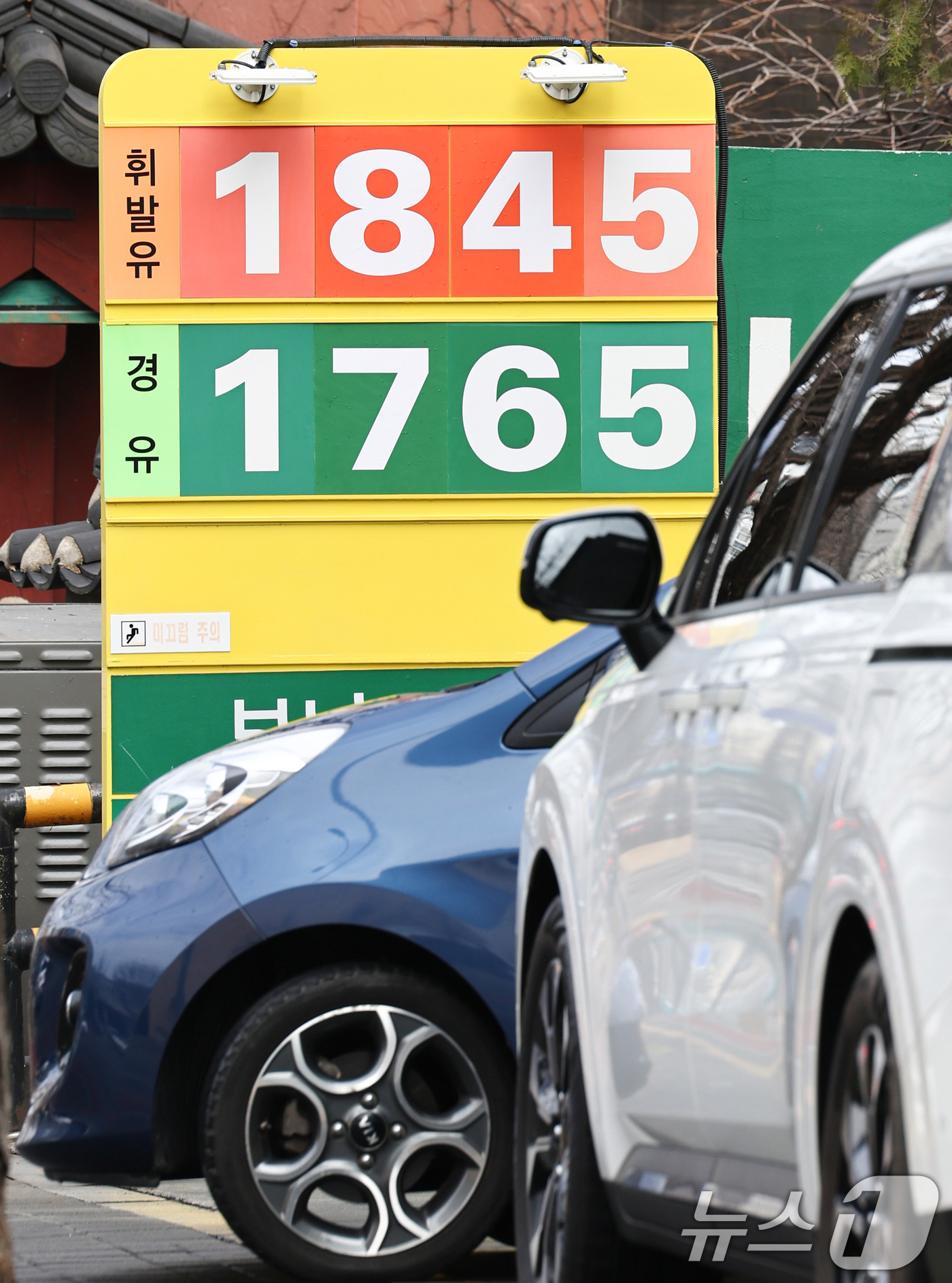 (서울=뉴스1) 최지환 기자 = 이란혁명수비대가 호르무즈 해협을 봉쇄를 선언하는 등 중동 분쟁 격화로 국제 유가가 급등하고 있는 3일 서울 시내 한 주유소에 휘발유·경유 가격이 표 …