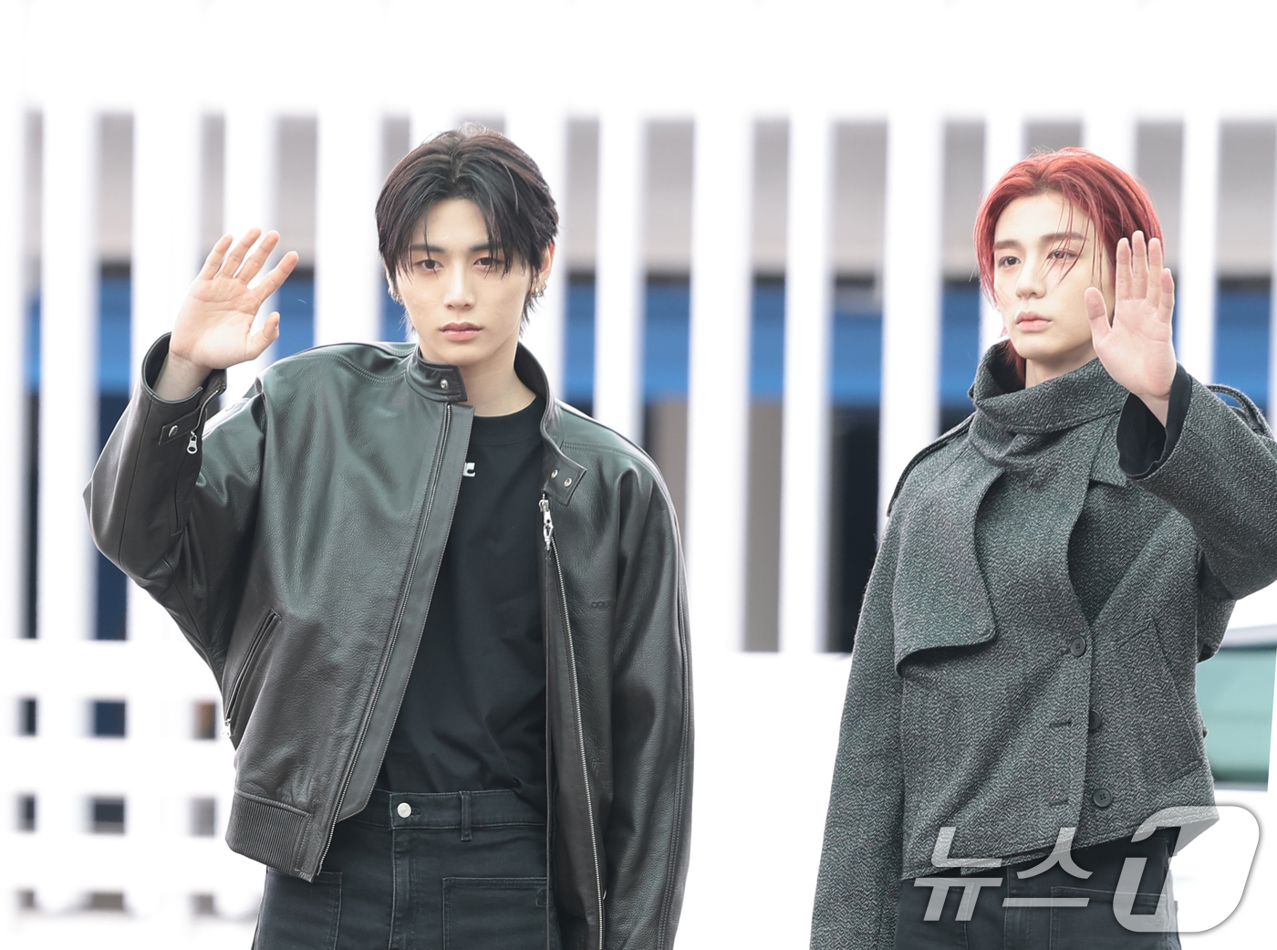 (인천공항=뉴스1) 권현진 기자 = 보이넥스트도어 태산과 이한(오른쪽)이 해외 일정을 위해 3일 인천국제공항을 통해 프랑스 파리로 출국하기 전 인사를 하고 있다. 2026.3.3/ …