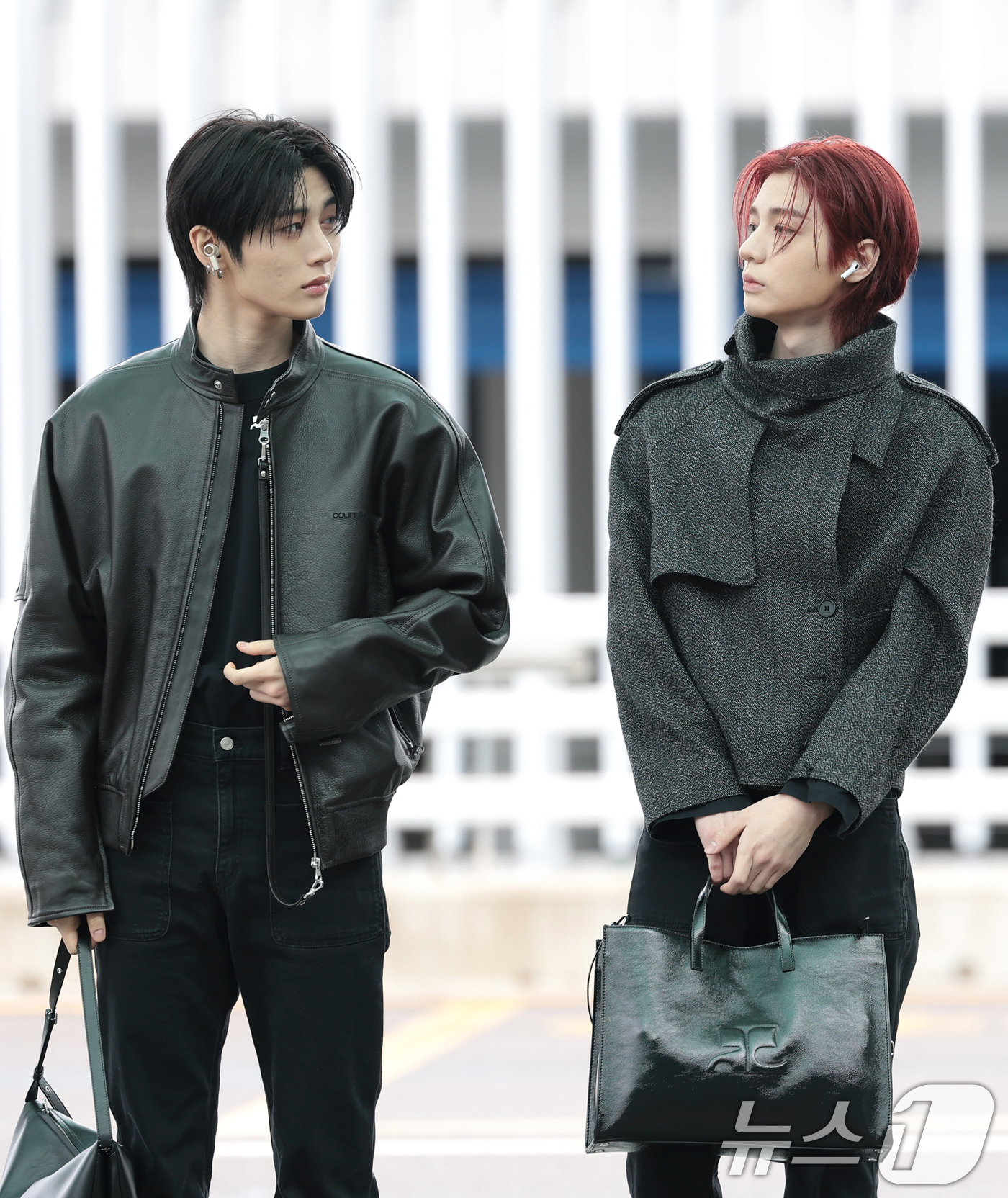 (인천공항=뉴스1) 권현진 기자 = 보이넥스트도어 태산과 이한(오른쪽)이 해외 일정을 위해 3일 인천국제공항을 통해 프랑스 파리로 출국하고 있다. 2026.3.3/뉴스1