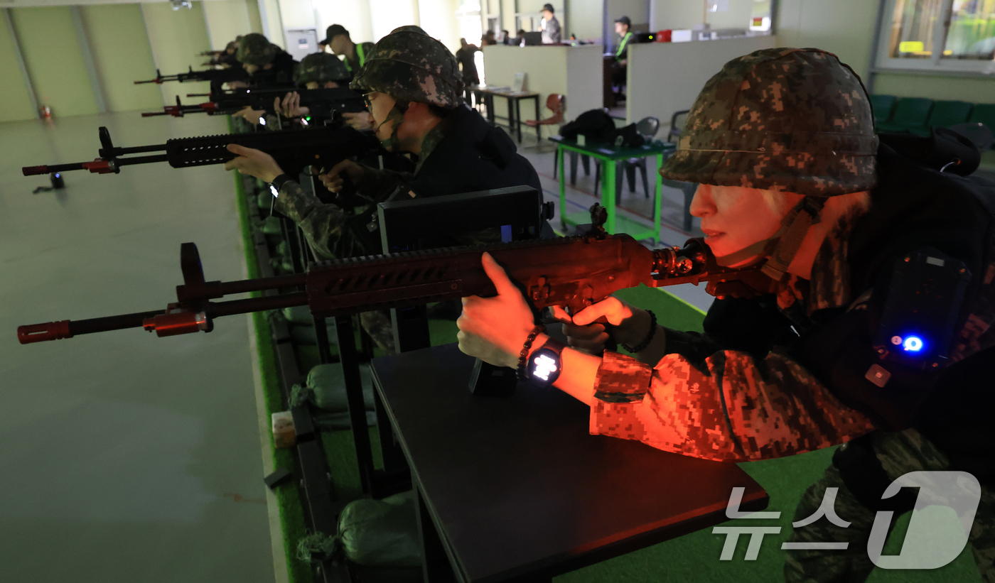 (평택=뉴스1) 이호윤 기자 = 육군 제51보병사단의 2026년 첫 예비군훈련이 실시된 3일 경기 평택시 평택·오산과학화예비군훈련장에서 예비군들이 영상모의 사격 훈련을 하고 있다. …
