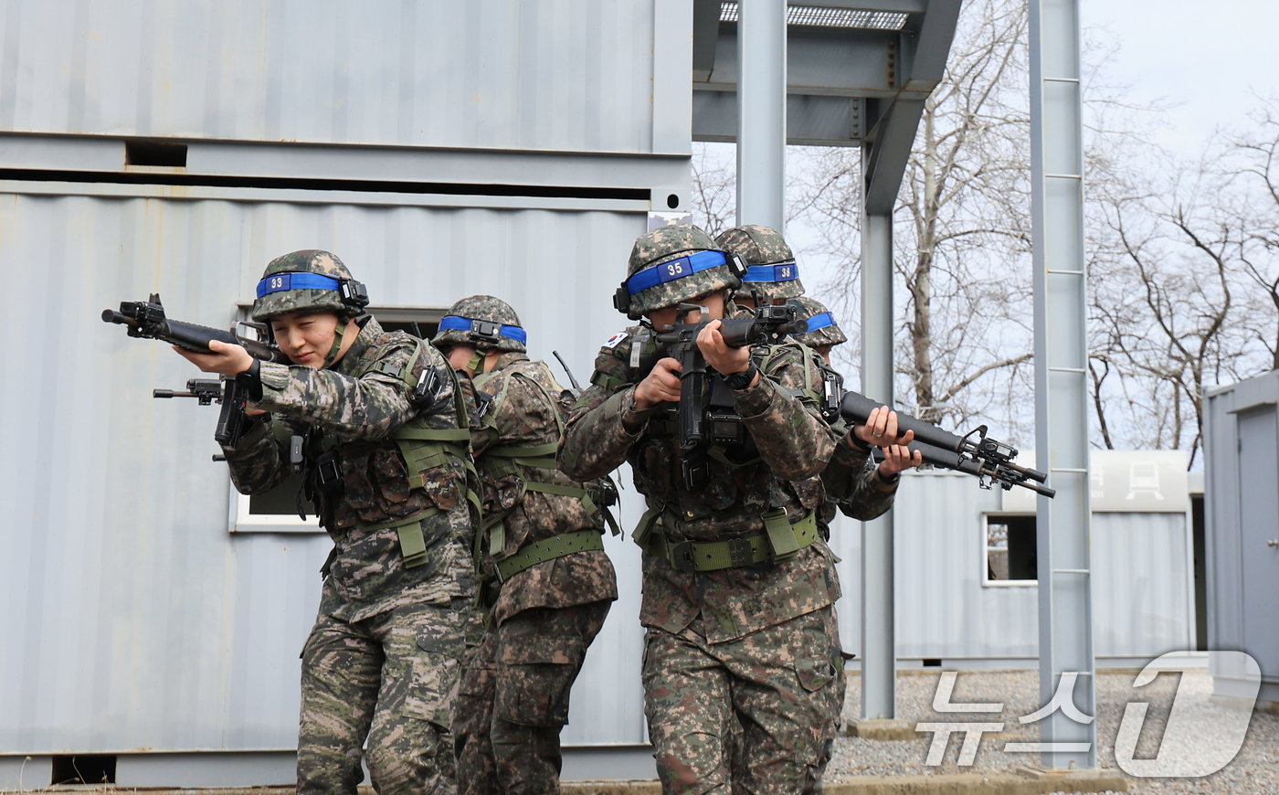 (평택=뉴스1) 이호윤 기자 = 육군 제51보병사단의 2026년 첫 예비군훈련이 실시된 3일 경기 평택시 평택·오산과학화예비군훈련장에서 예비군들이 시가지 전투 훈련을 하고 있다. …