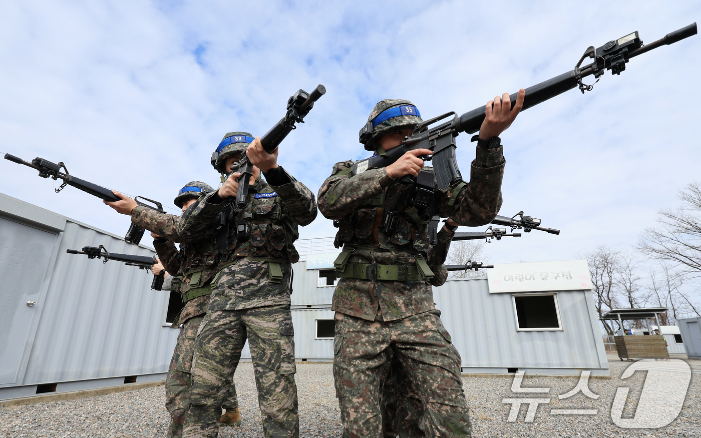 (평택=뉴스1) 이호윤 기자 = 육군 제51보병사단의 2026년 첫 예비군훈련이 실시된 3일 경기 평택시 평택·오산과학화예비군훈련장에서 예비군들이 시가지 전투 훈련을 하고 있다. …