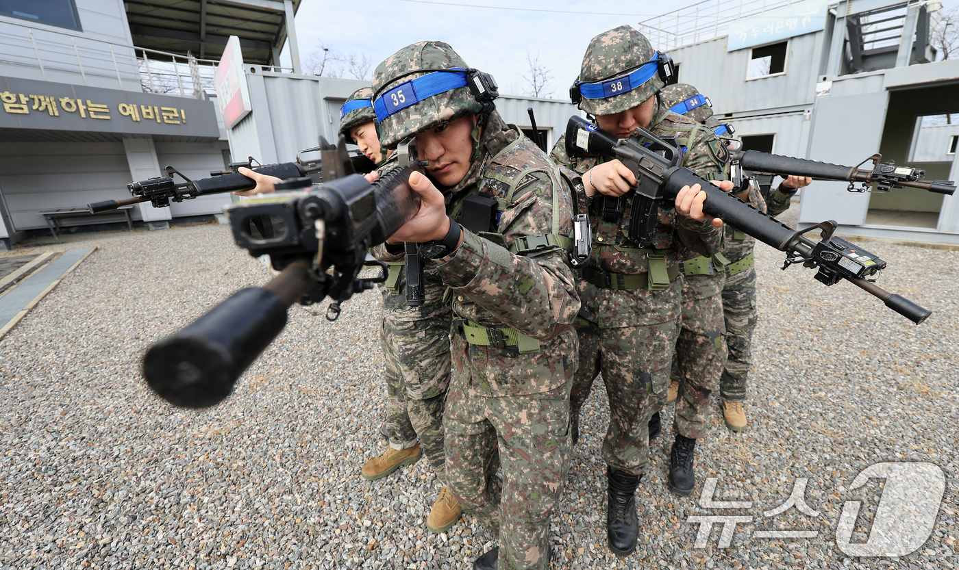 (평택=뉴스1) 이호윤 기자 = 육군 제51보병사단의 2026년 첫 예비군훈련이 실시된 3일 경기 평택시 평택·오산과학화예비군훈련장에서 예비군들이 시가지 전투 훈련을 하고 있다. …